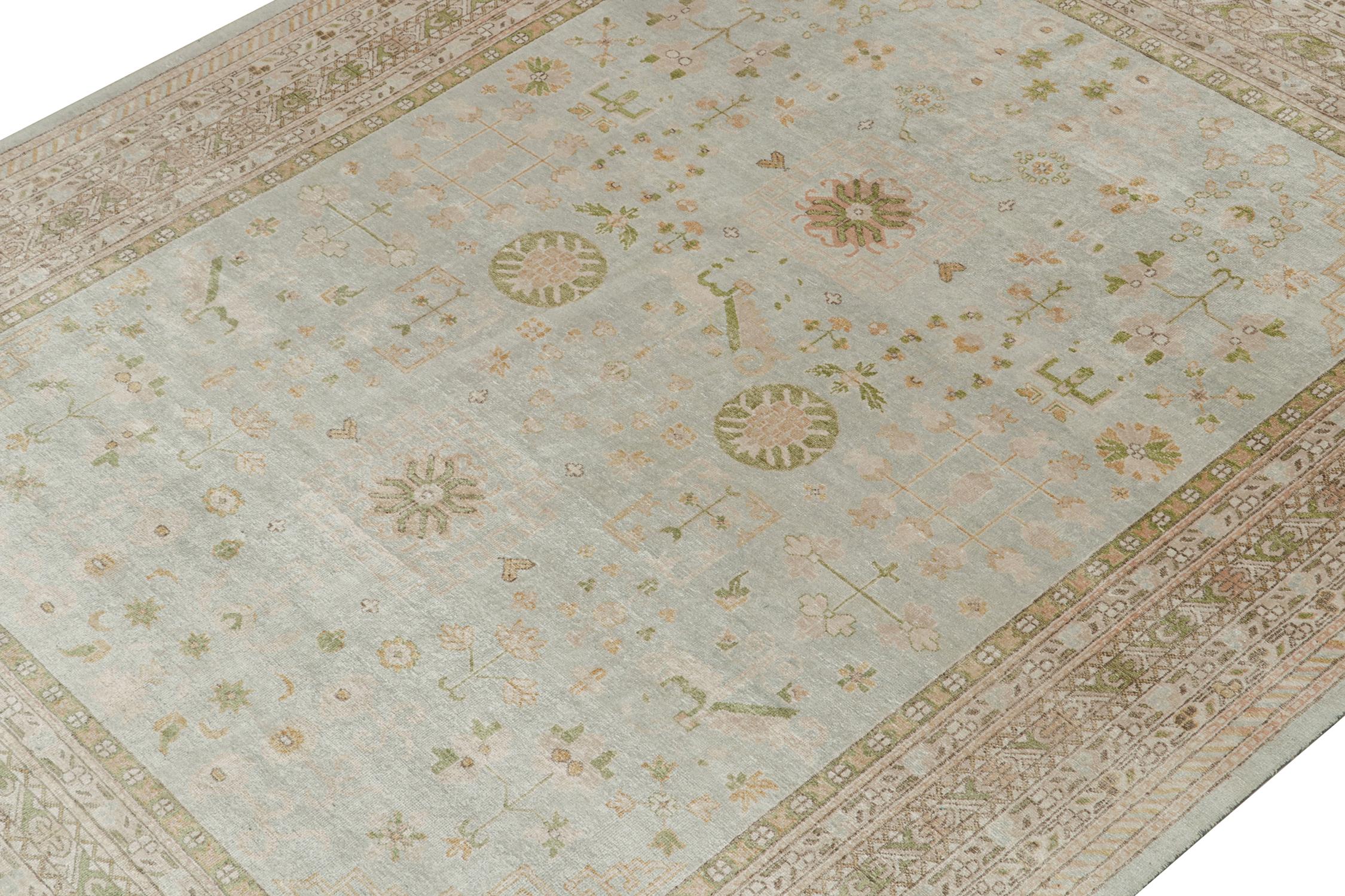 Teppich & Kelim-Teppich im Khotan-Stil mit geometrischem Muster in Blau & Beige-Brown (Handgeknüpft) im Angebot