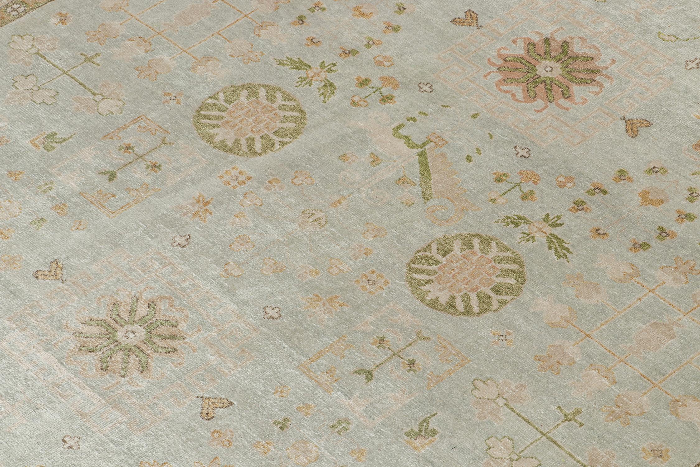 Teppich & Kelim-Teppich im Khotan-Stil mit geometrischem Muster in Blau & Beige-Brown (21. Jahrhundert und zeitgenössisch) im Angebot
