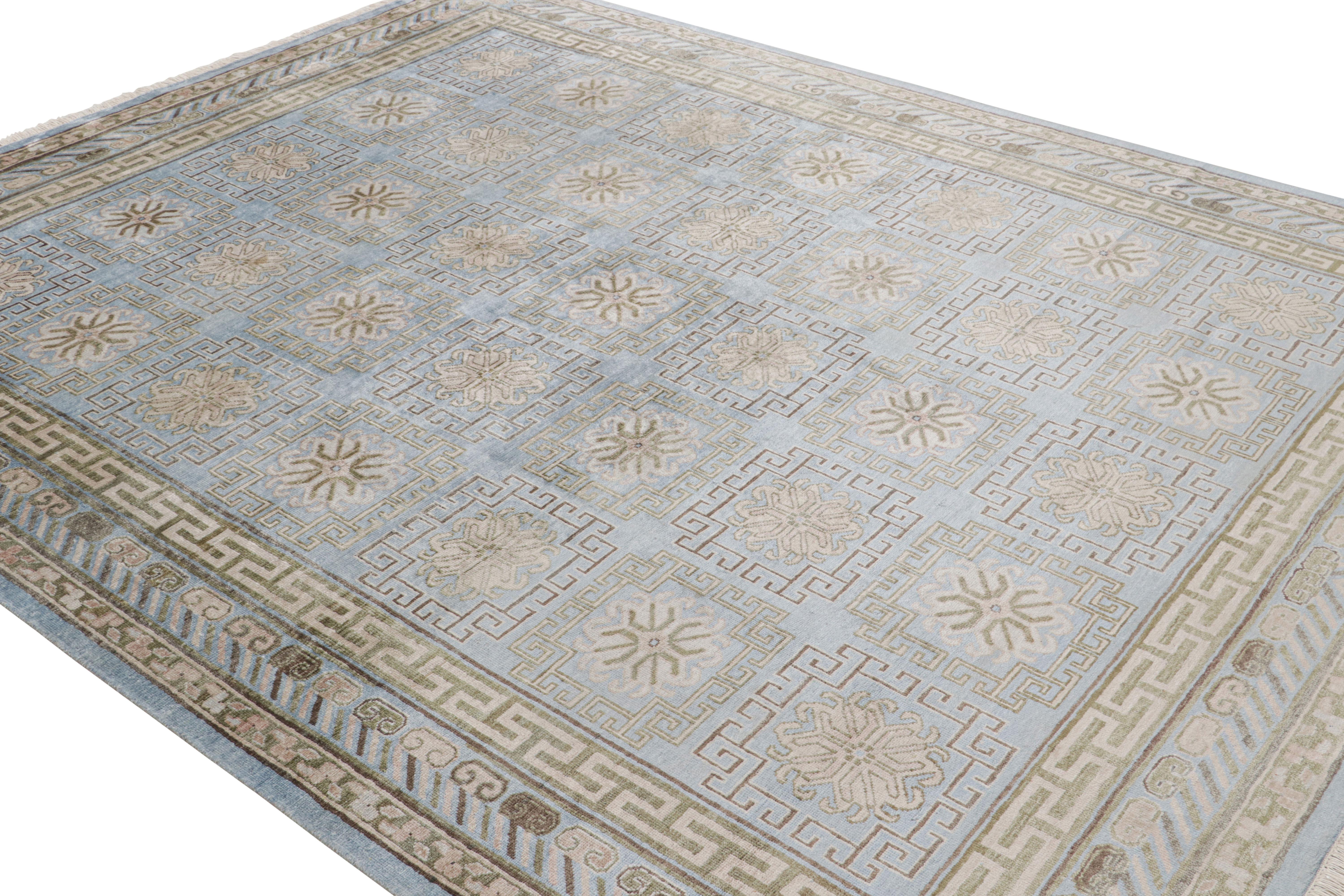 Un tappeto 8x10 ispirato agli antichi stili dei tappeti Khotan, della collezione Modern Classics di Rug & Kilim. Annodato a mano in seta, gioca con un eccezionale blu e beige-marrone in medaglioni e motivi geometrici con un'elegante grazia