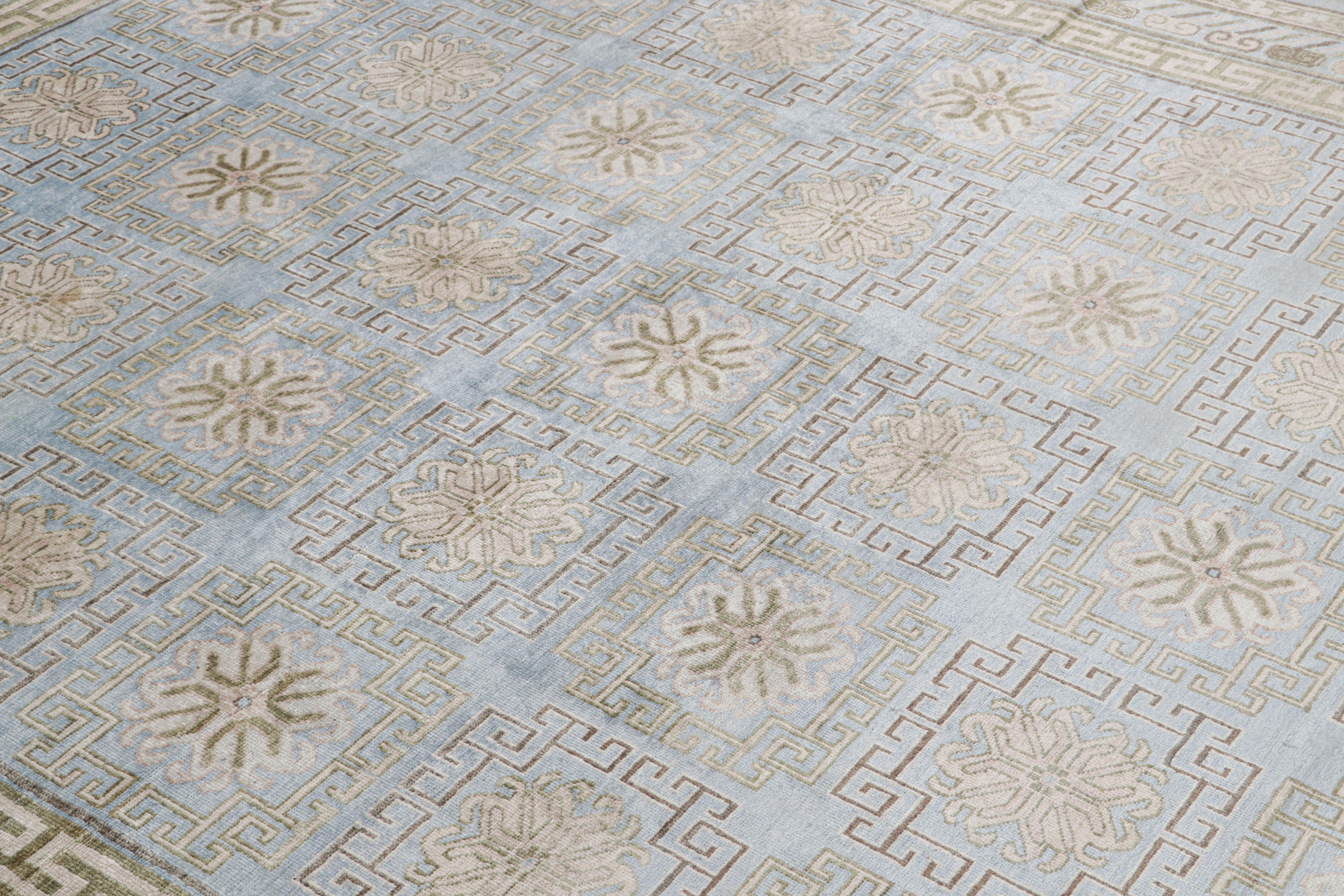 Annodato a mano Rug & Kilim: tappeto in stile Khotan con motivi a medaglione blu e beige-marrone in vendita