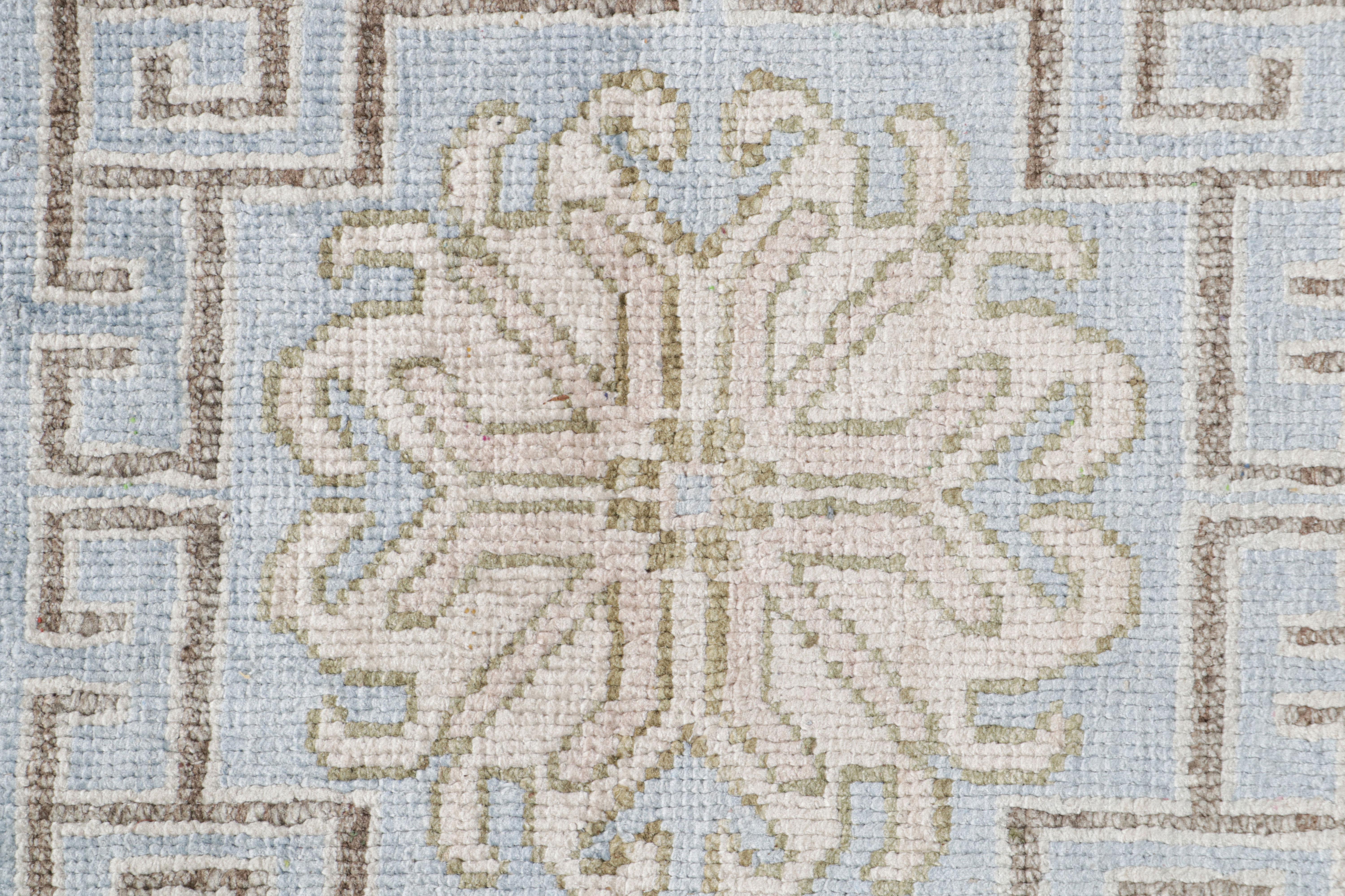 XXI secolo e contemporaneo Rug & Kilim: tappeto in stile Khotan con motivi a medaglione blu e beige-marrone in vendita