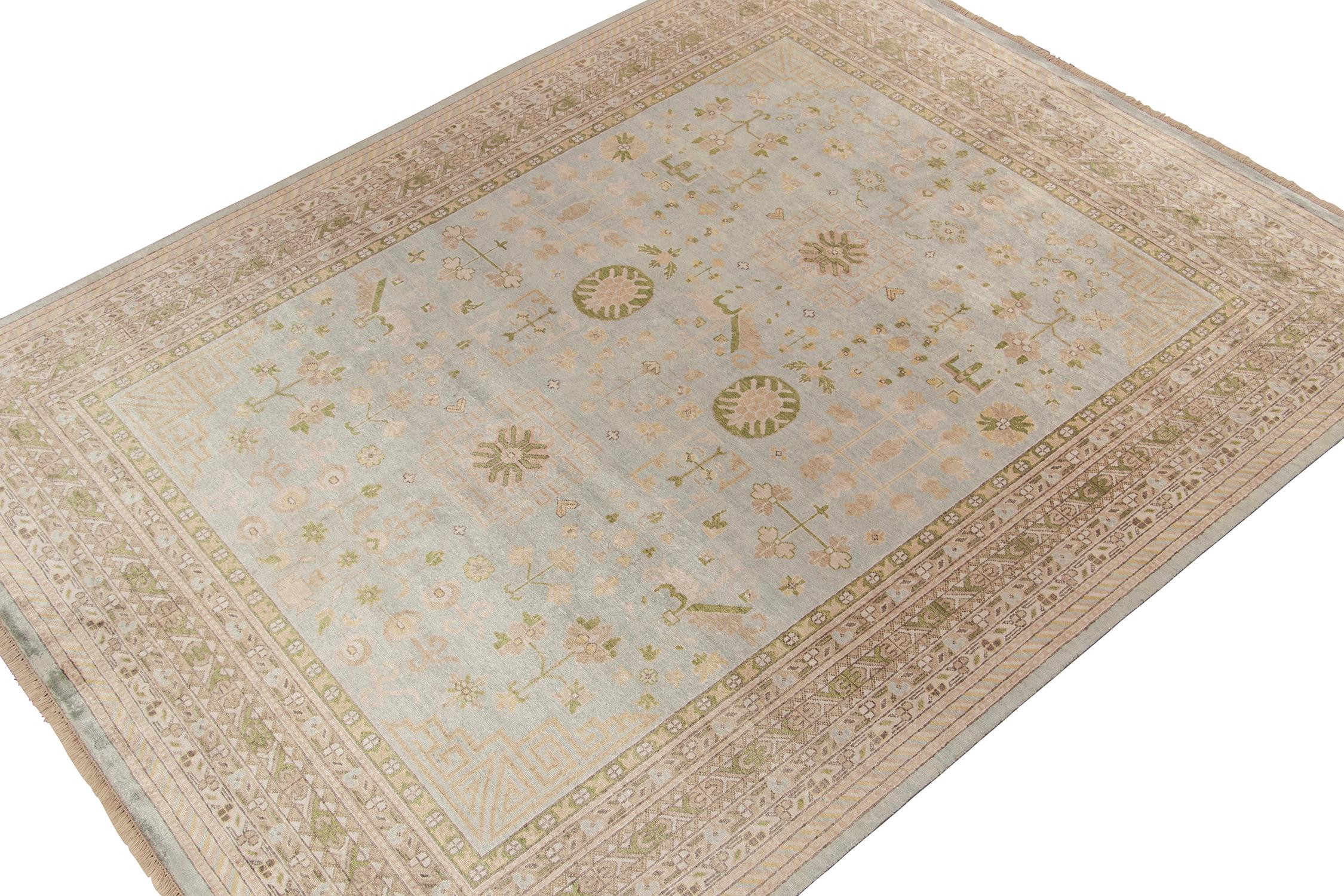 Ein 8x10 großer Teppich aus der Modern Classics Collection'S von Rug & Kilim, inspiriert von antiken Khotan-Teppichen. Handgeknüpft aus Seide, die ein außergewöhnliches Blau und Beige-Braun in geometrischen Mustern spielt.
Weiter zum Design:
Das