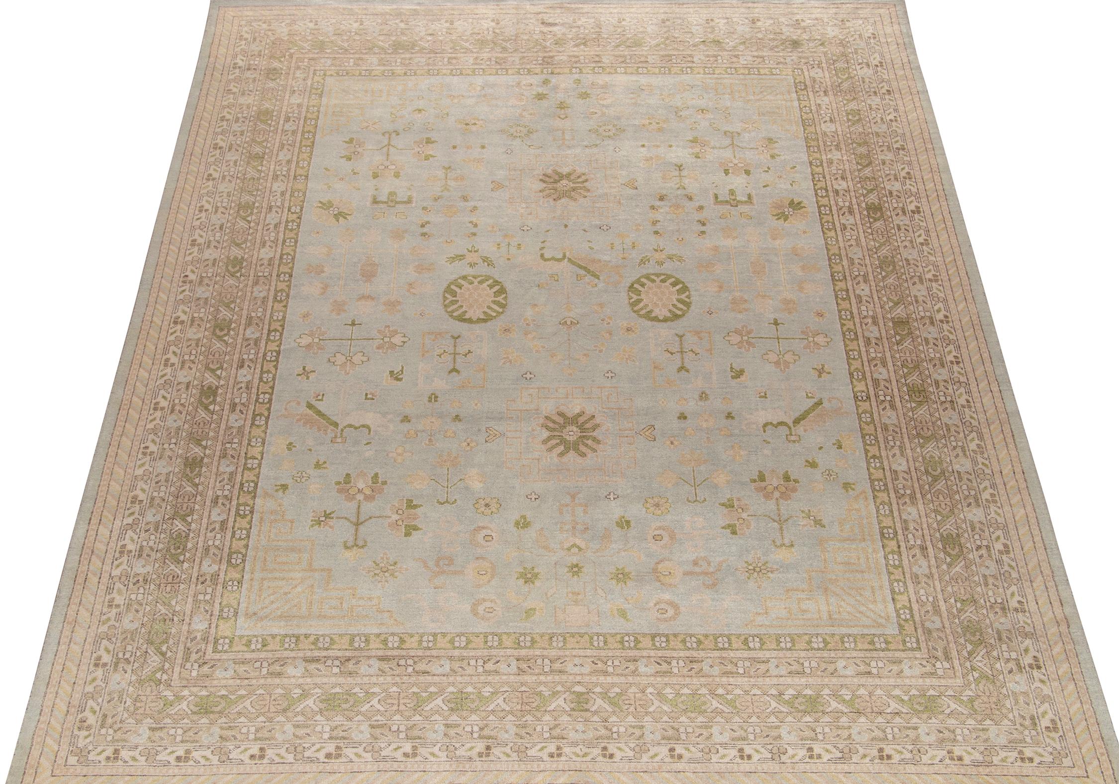 Rug & Kilim's Teppich im Khotan-Stil mit blauem und braun-beigefarbenem Muster (Indisch) im Angebot