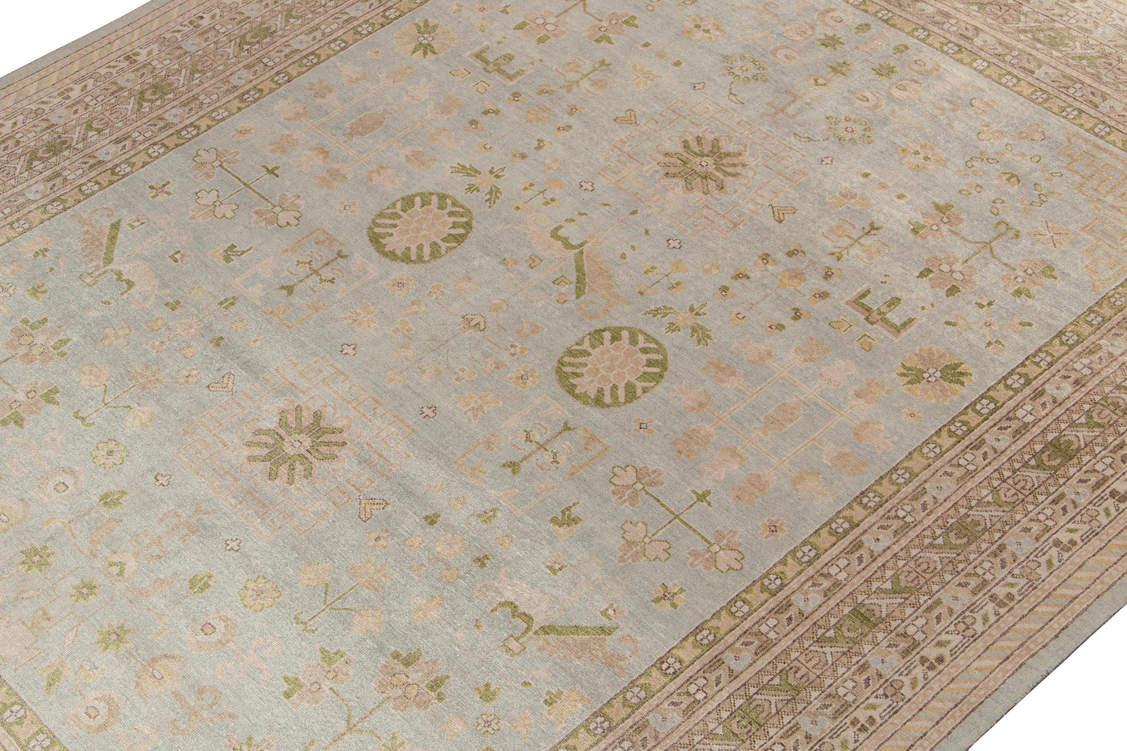 Rug & Kilim's Teppich im Khotan-Stil mit blauem und braun-beigefarbenem Muster (Handgeknüpft) im Angebot