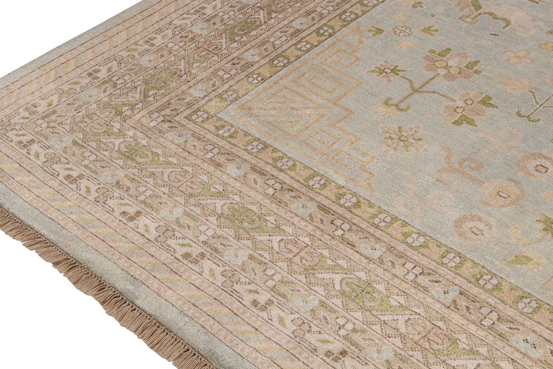 Rug & Kilim's Teppich im Khotan-Stil mit blauem und braun-beigefarbenem Muster im Zustand „Neu“ im Angebot in Long Island City, NY