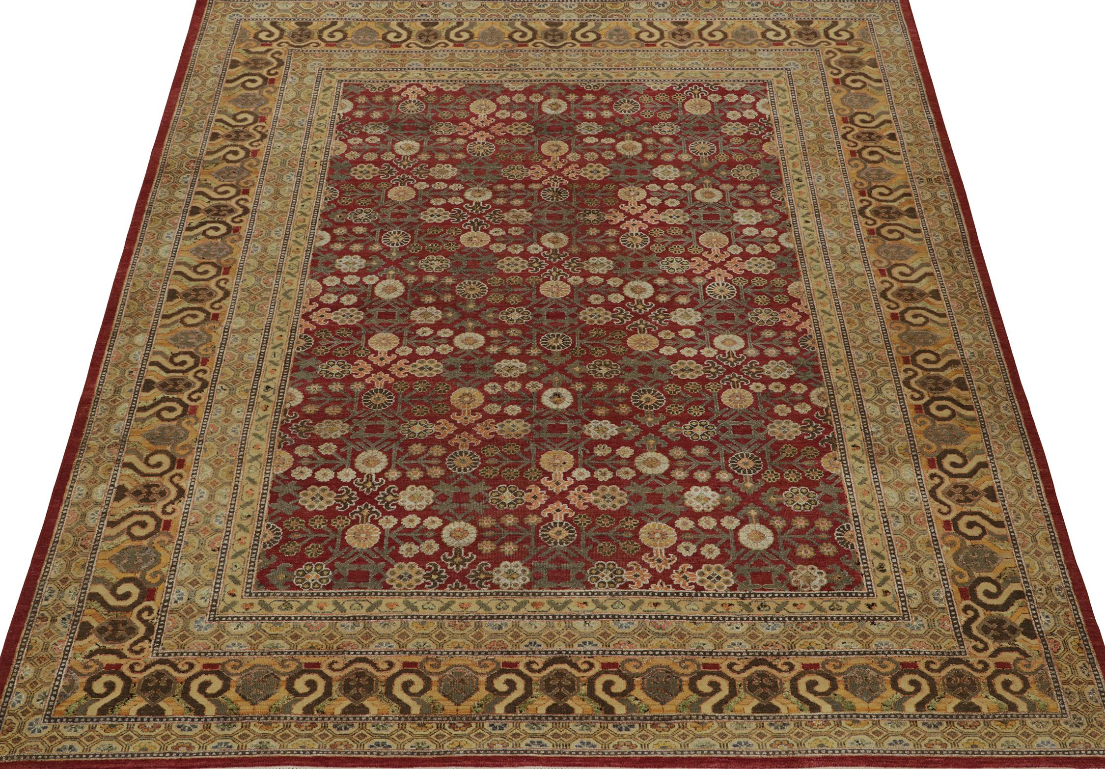 Indien Rug & Kilim's Khotan Style Rug with Maroon and Gold with Floral Patterns (tapis de style Khotan avec des motifs floraux) en vente