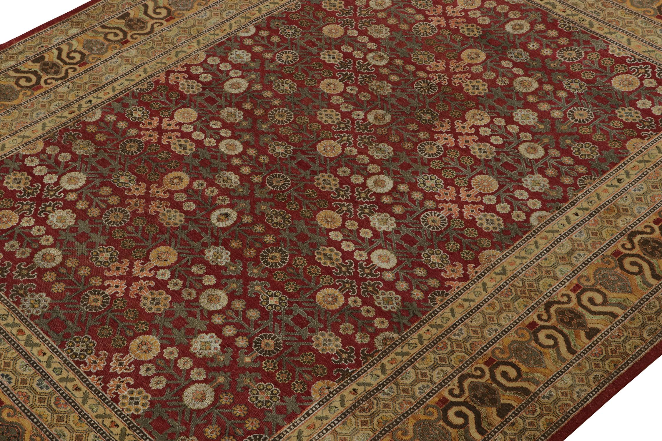 Noué à la main Rug & Kilim's Khotan Style Rug with Maroon and Gold with Floral Patterns (tapis de style Khotan avec des motifs floraux) en vente