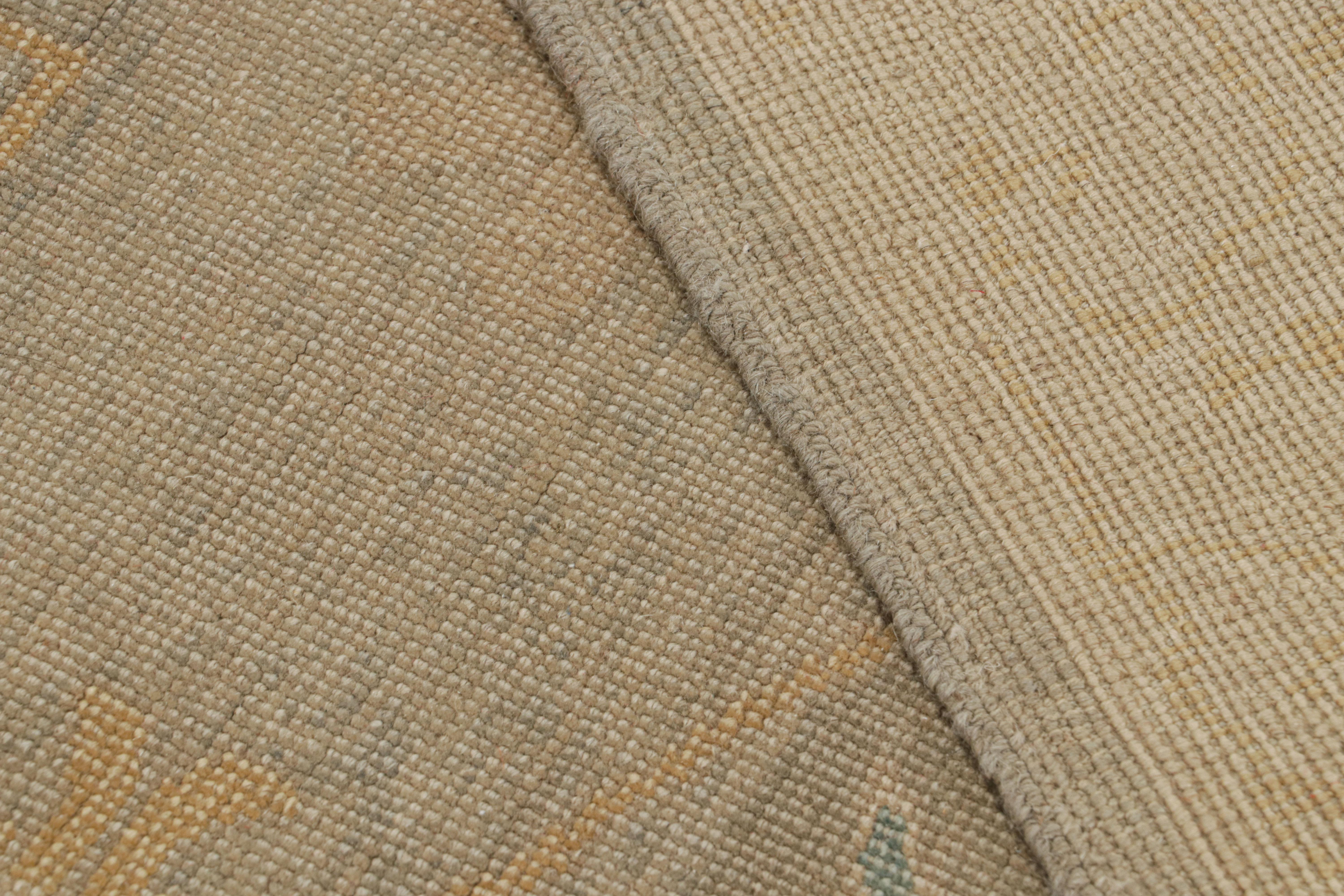 Traves de Mesa de Estilo Khotan de Rug & Kilim en Beige Gris y Estampado Floral Azul Siglo XXI y contemporáneo en venta