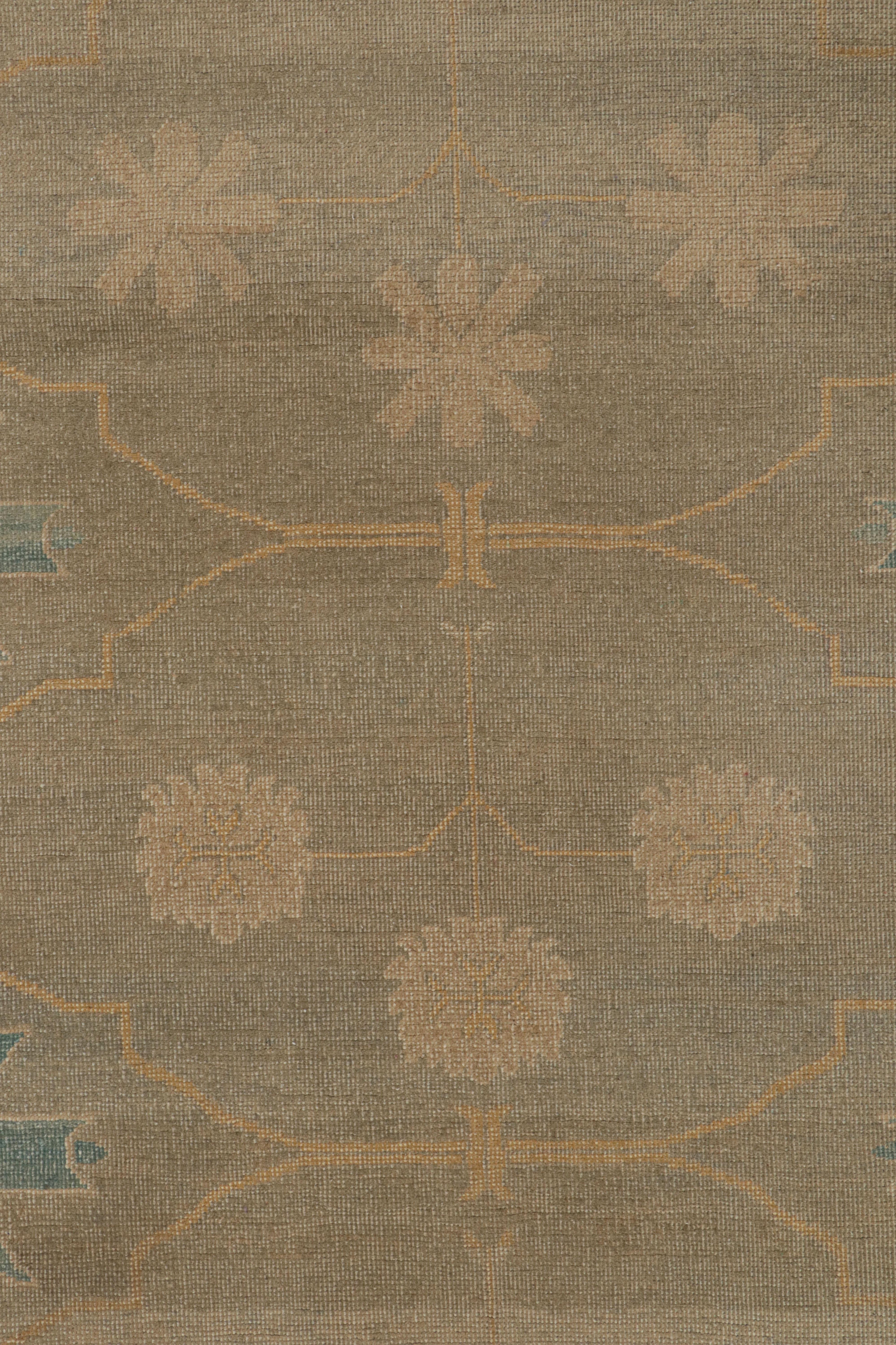 Traves de Mesa de Estilo Khotan de Rug & Kilim en Beige Gris y Estampado Floral Azul en Nuevo estado para la venta en Long Island City, NY