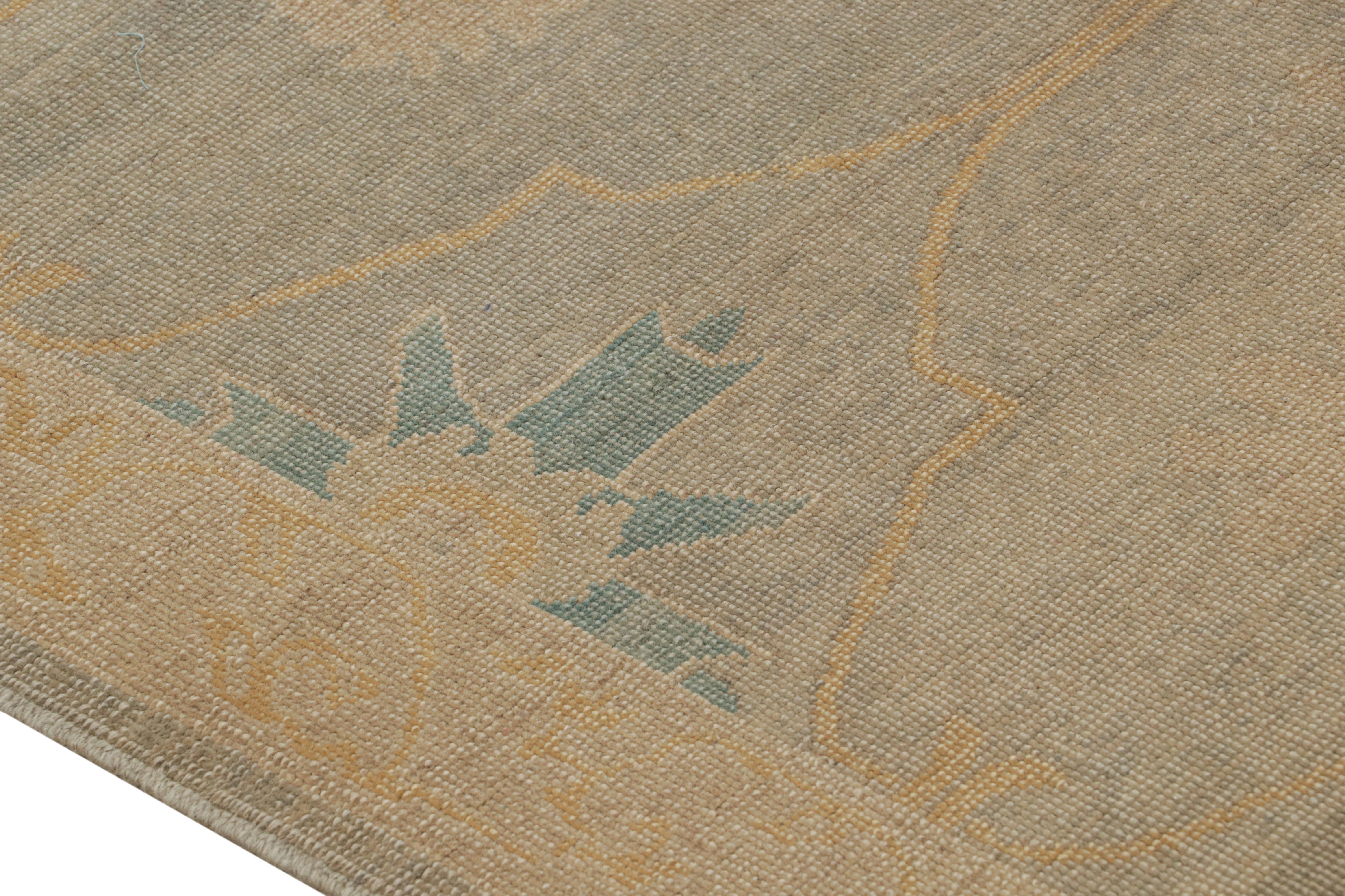 Traves de Mesa de Estilo Khotan de Rug & Kilim en Beige Gris y Estampado Floral Azul Jotan en venta