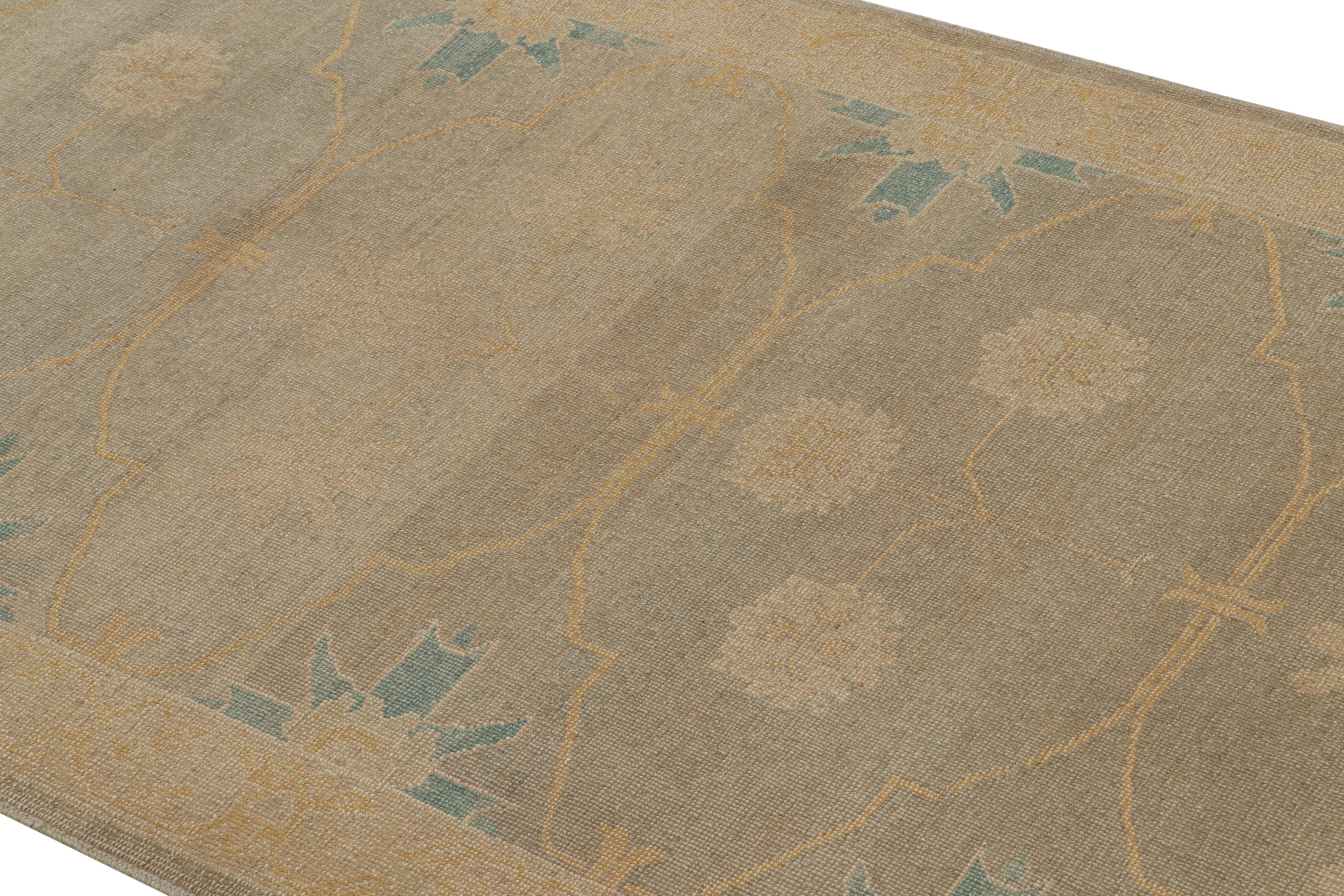 Una alfombra de 3 x 10 inspirada en los célebres estilos de las alfombras Khotan, de la colección Modern Classics de Rug & Kilim. Anudada a mano en lana, reproduce con gracia clásica un excepcional azul junto al gris y el beige-marrón en motivos