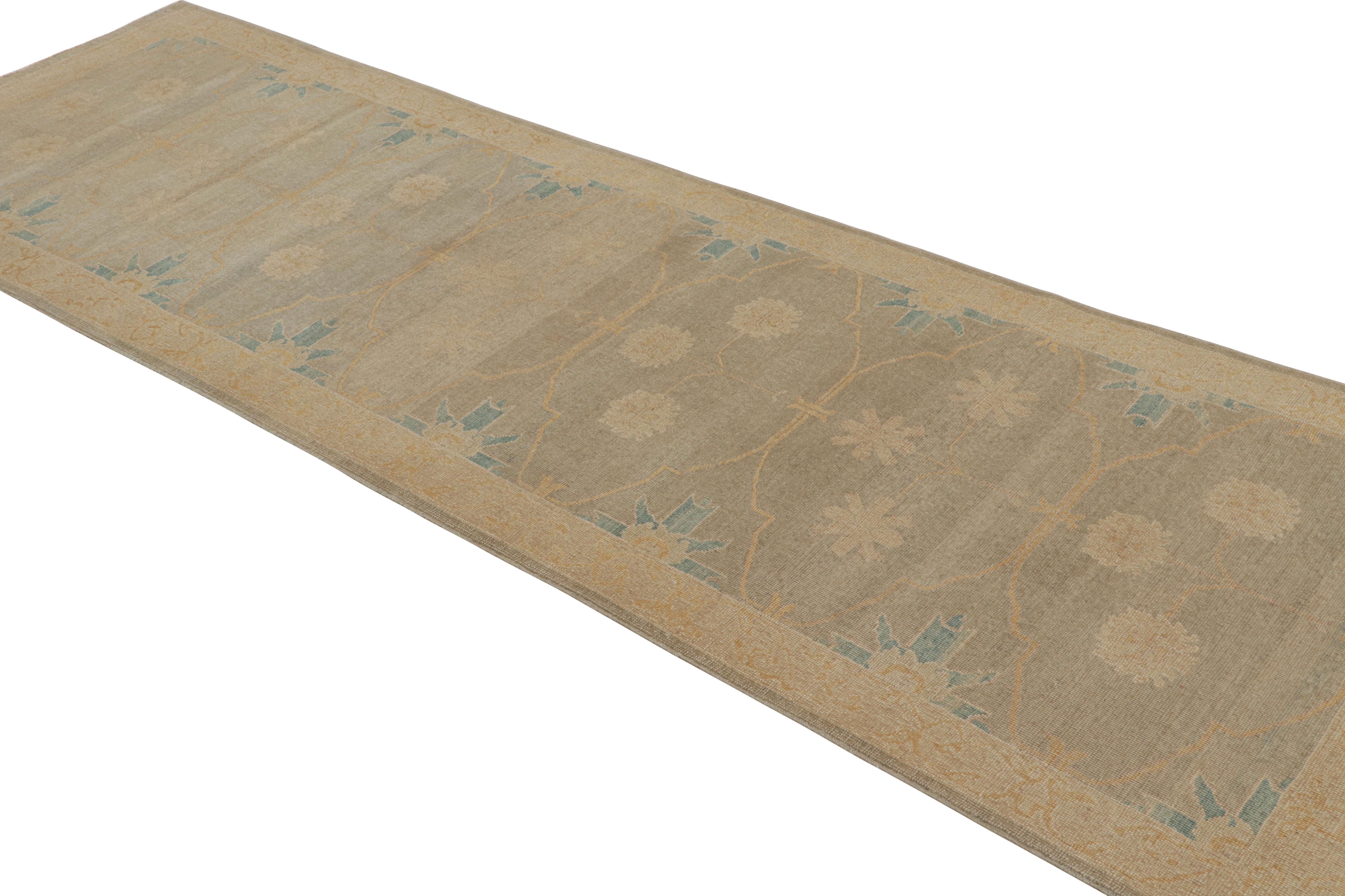 Traves de Mesa de Estilo Khotan de Rug & Kilim en Beige Gris y Estampado Floral Azul Afgano en venta