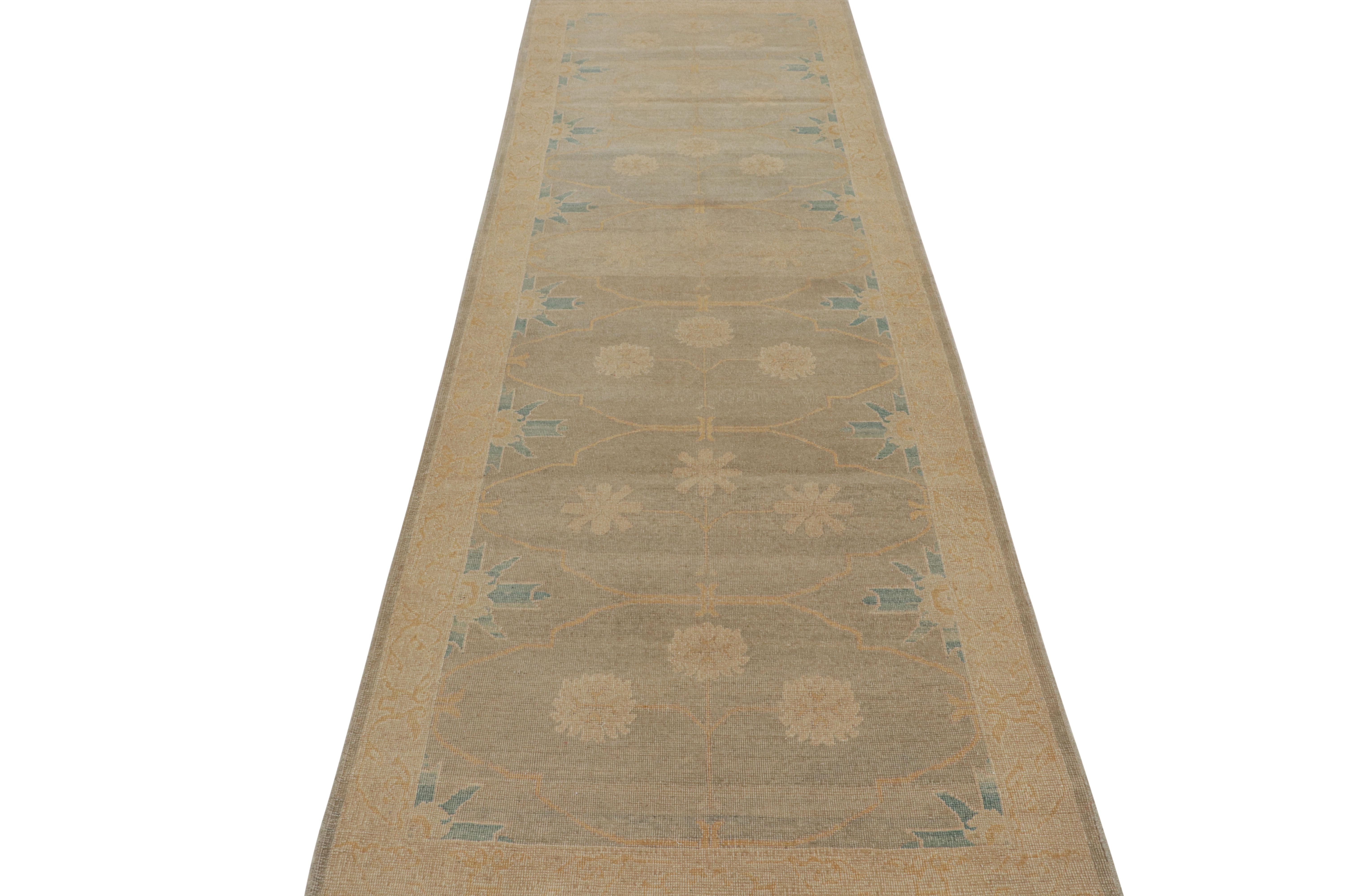 Traves de Mesa de Estilo Khotan de Rug & Kilim en Beige Gris y Estampado Floral Azul Anudado a mano en venta