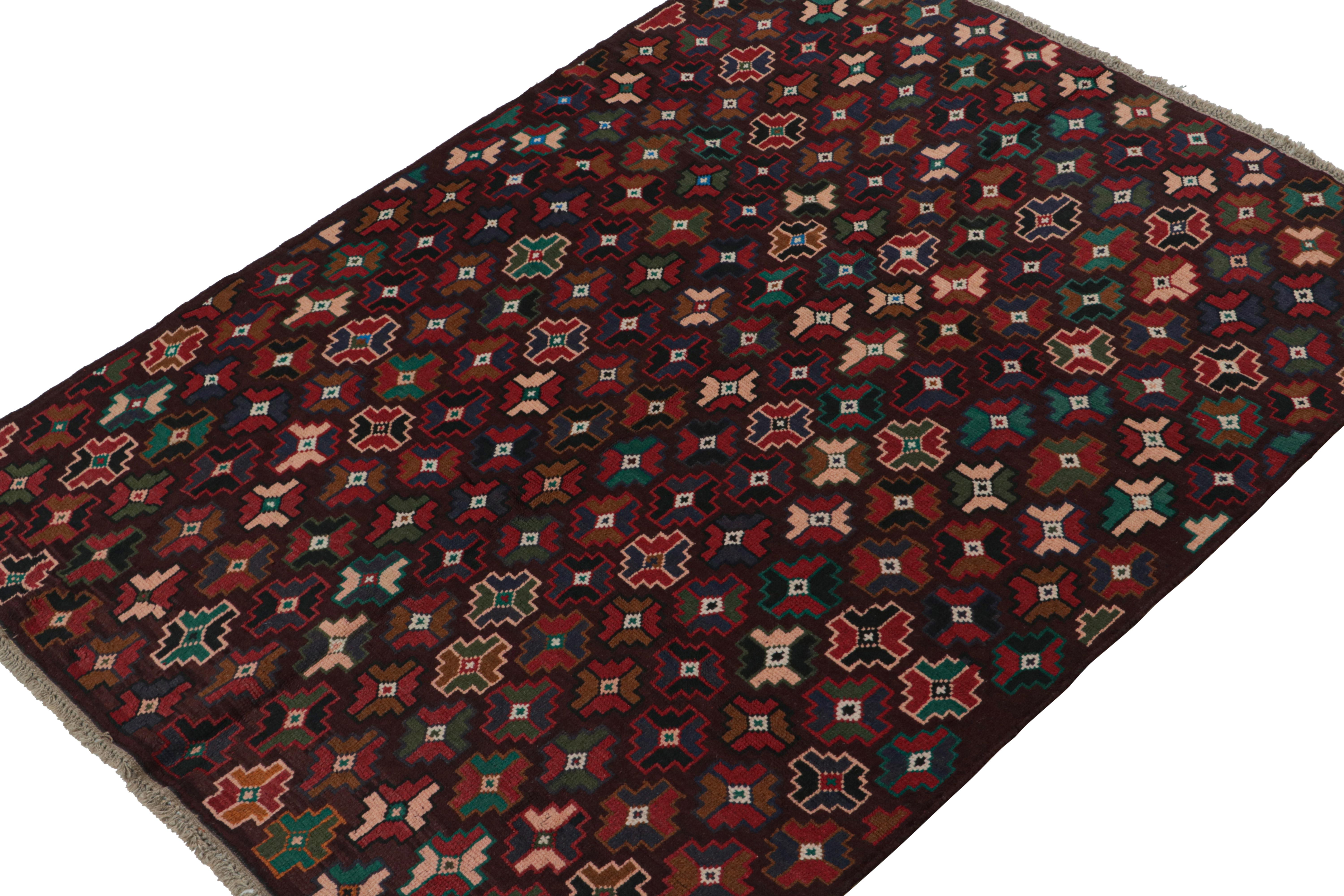 Noué à la main en laine, ce tapis Baluch 6x8 représente une nouvelle ligne de tapis tribaux dans la Collection Modern Classics de Rug & Kilim. Chaque pièce  représente le travail des femmes tisseuses en Afghanistan, préservant la riche tradition de