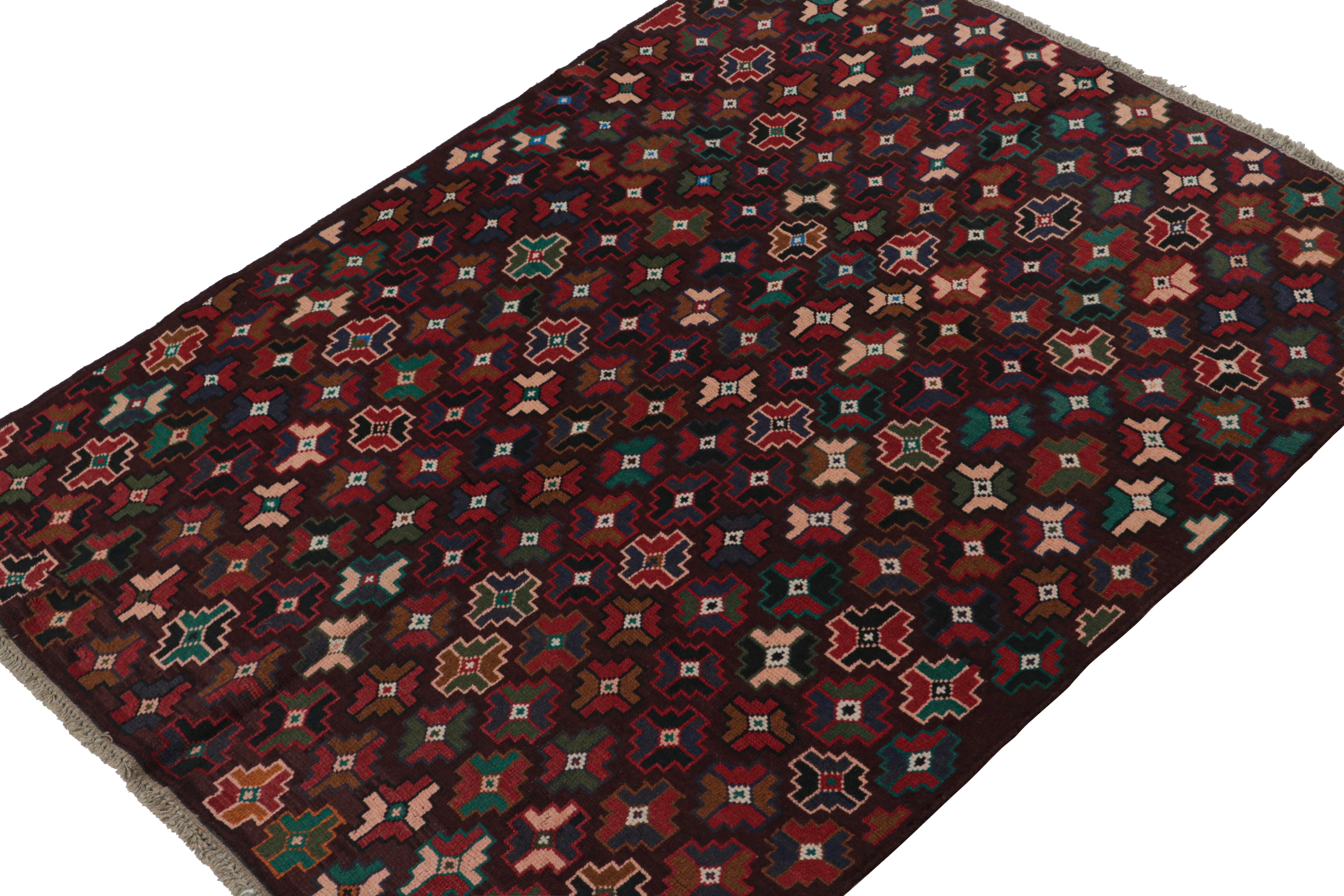 Annodato a mano in lana, questo tappeto Baluch 6x8 rappresenta una nuova linea di tappeti tribali della Modern Classics Collection di Rug & Kilim. Ogni pezzo  rappresenta il lavoro delle donne tessitrici in Afghanistan, preservando la ricca