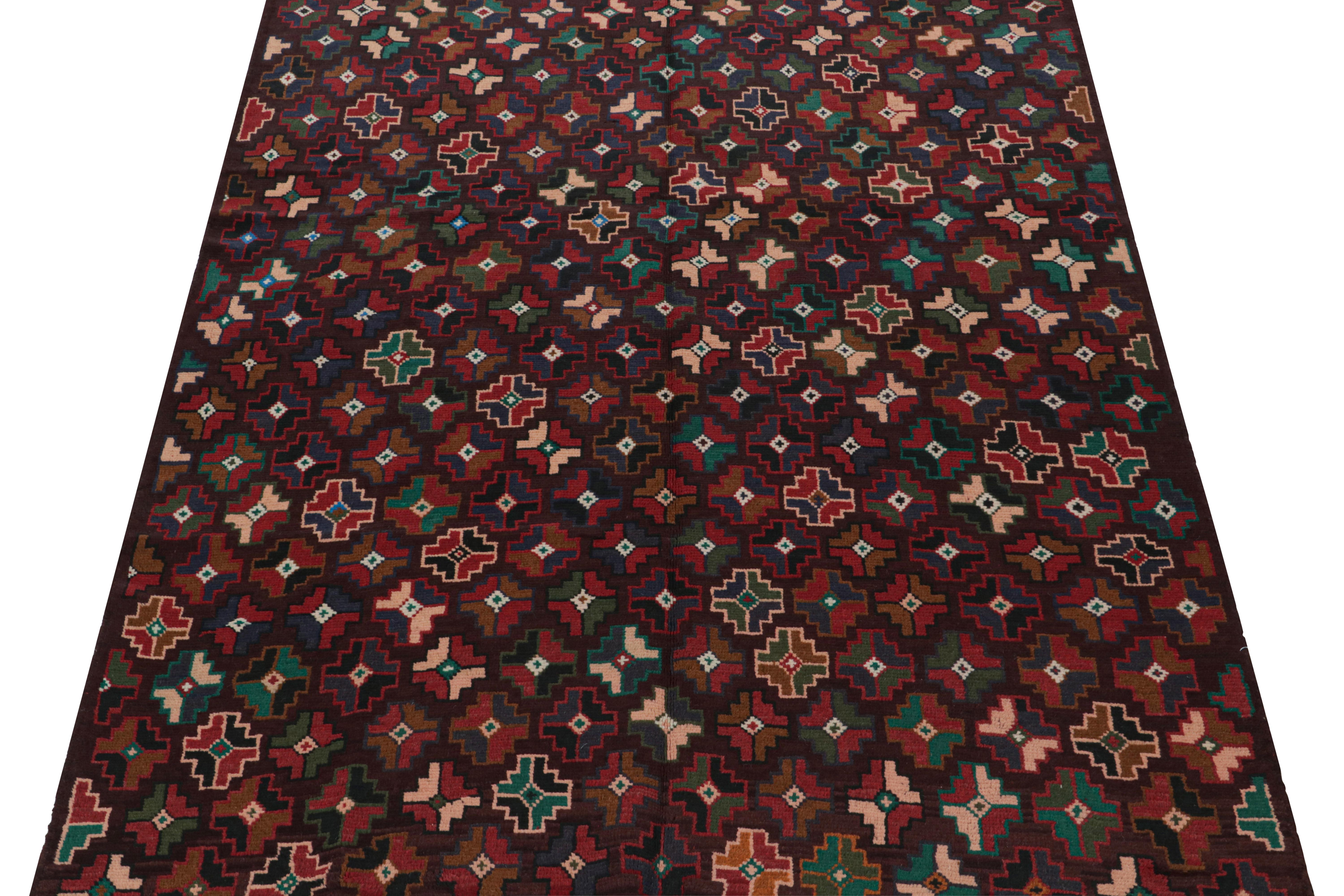 Tribale Tappeto tribale Kohistani Baluch con motivi geometrici colorati di Rug & Kilim in vendita