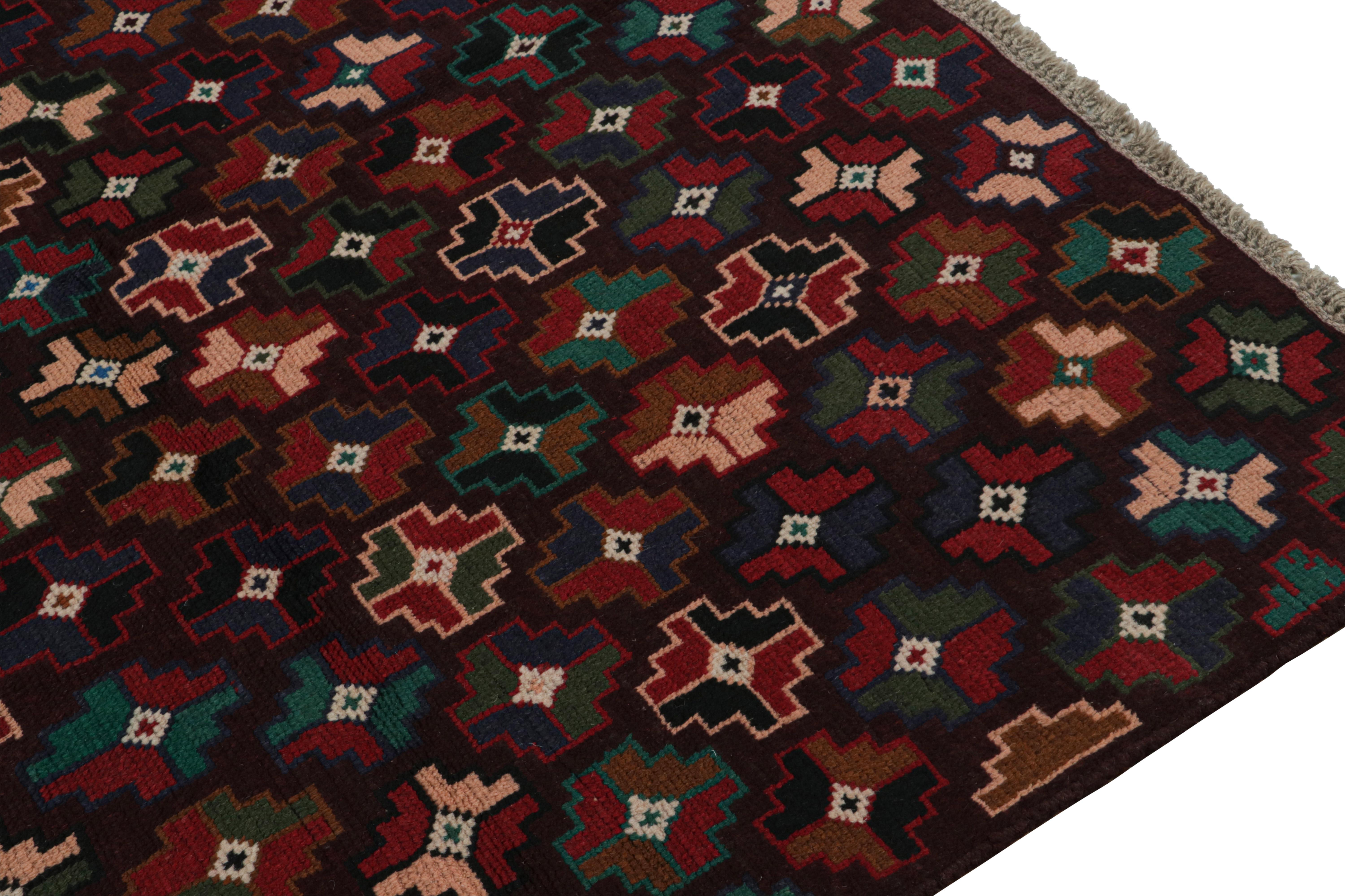 Annodato a mano Tappeto tribale Kohistani Baluch con motivi geometrici colorati di Rug & Kilim in vendita