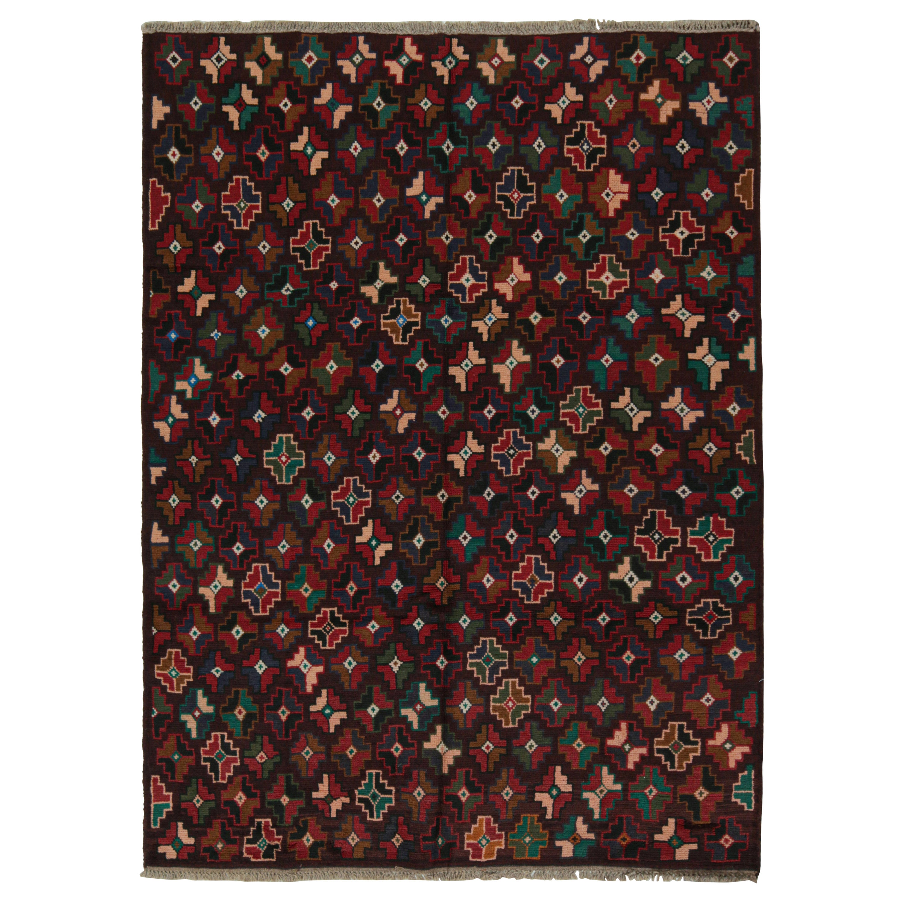 Tappeto Baluch Kohistani vintage con motivi marroni, blu, rossi e verdi di Rug & Kilim