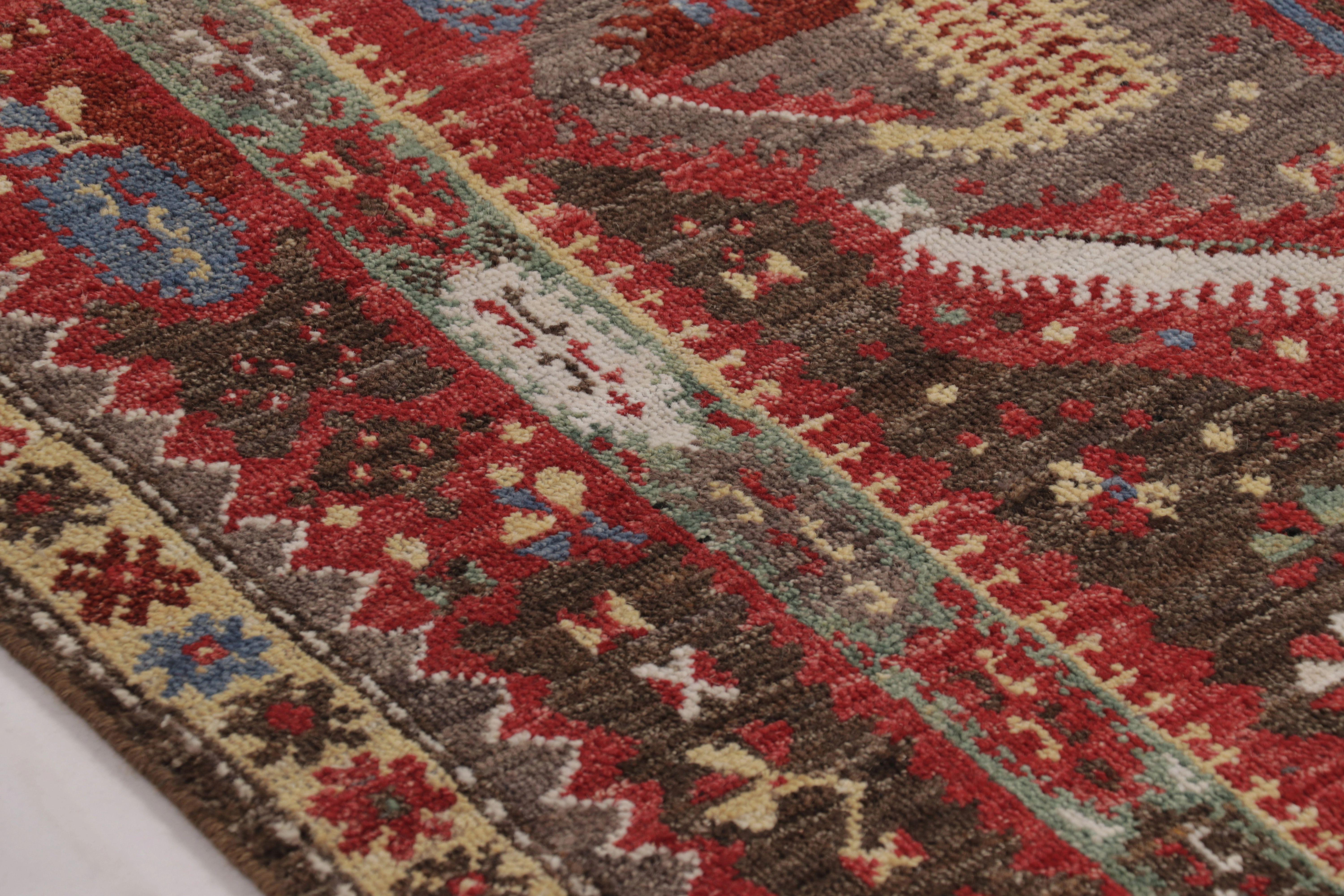 Realizzato con una speciale miscela di lana Ghazni annodata a mano, questo tappeto contemporaneo 4x6 della Rug & Kilim's custom-classics Burano Collection si ispira a uno storico disegno di tappeto Konya di fine '800 conservato dal Museo Ibrahim