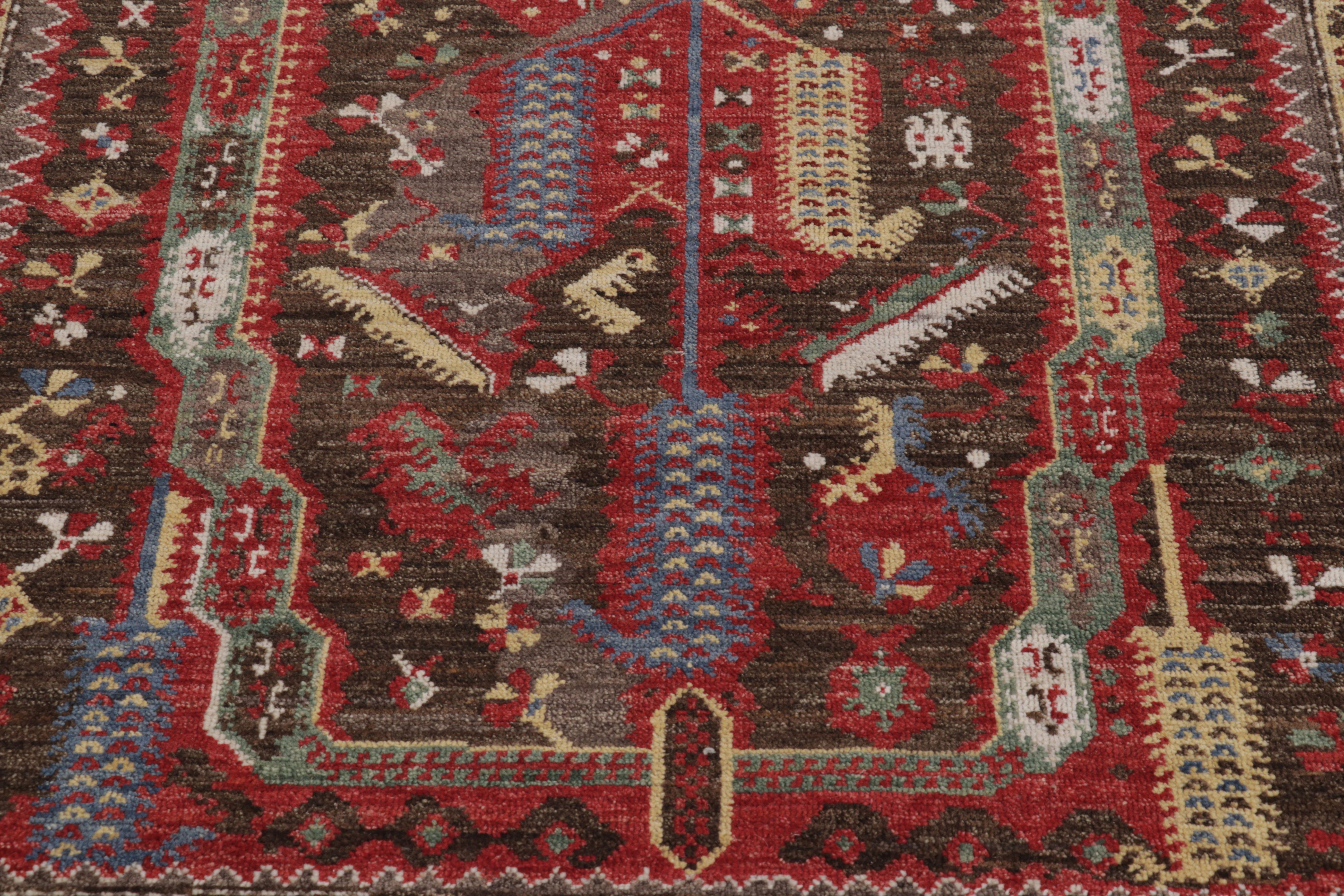 Indiano Rug & Kilim: un tappeto ispirato a Konya con medaglioni tribali policromi in vendita