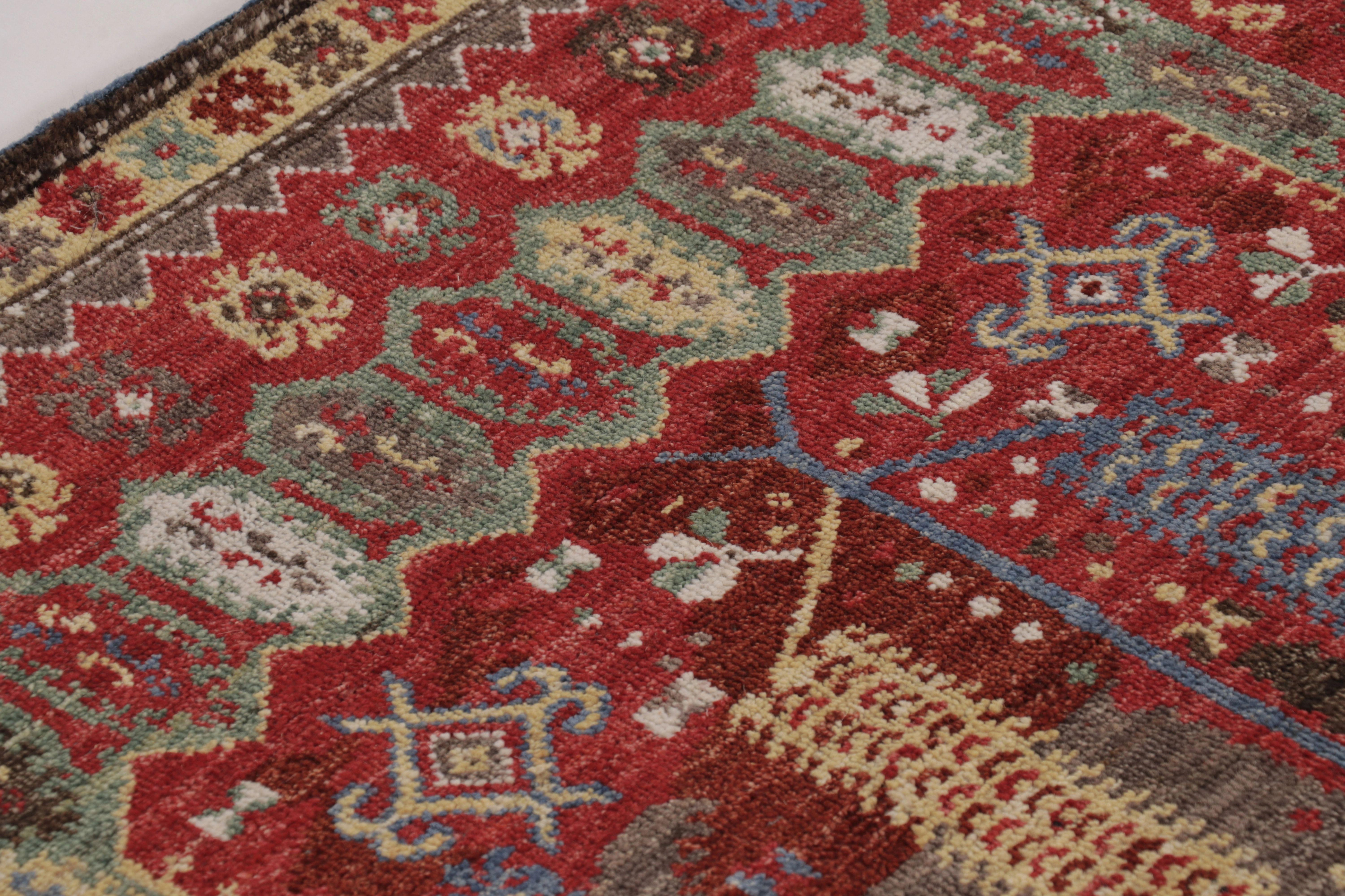 Annodato a mano Rug & Kilim: un tappeto ispirato a Konya con medaglioni tribali policromi in vendita