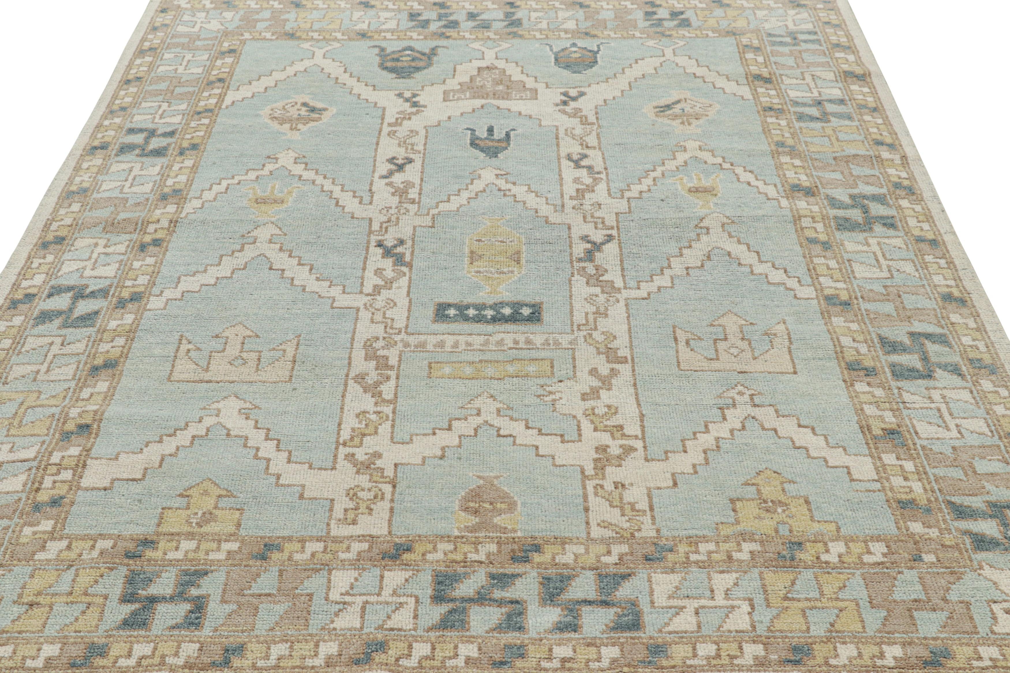 Alfombra estilo Konya de Rug & Kilim en azul claro con motivos geométricos Anudado a mano en venta