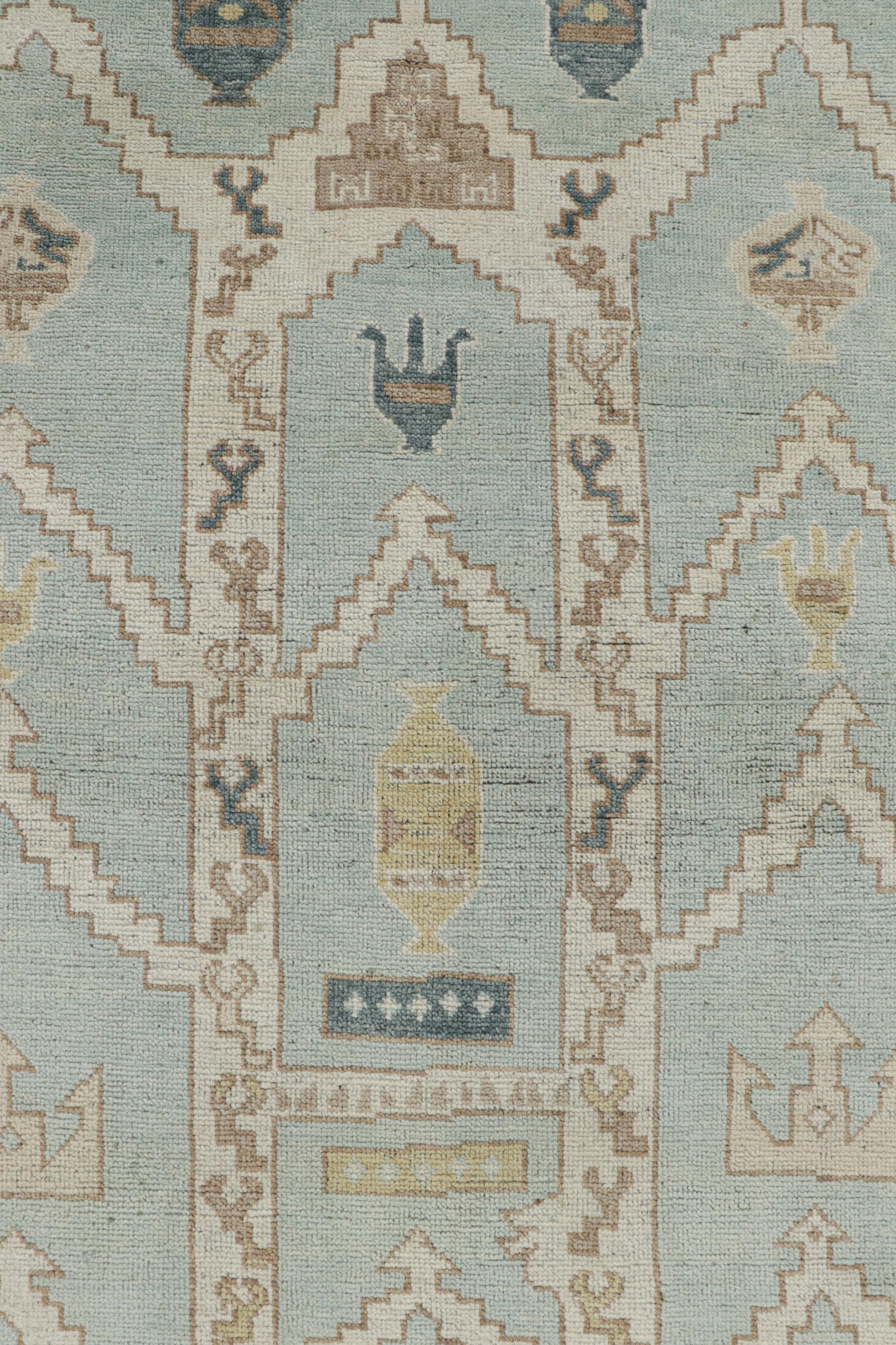 Alfombra estilo Konya de Rug & Kilim en azul claro con motivos geométricos Siglo XXI y contemporáneo en venta