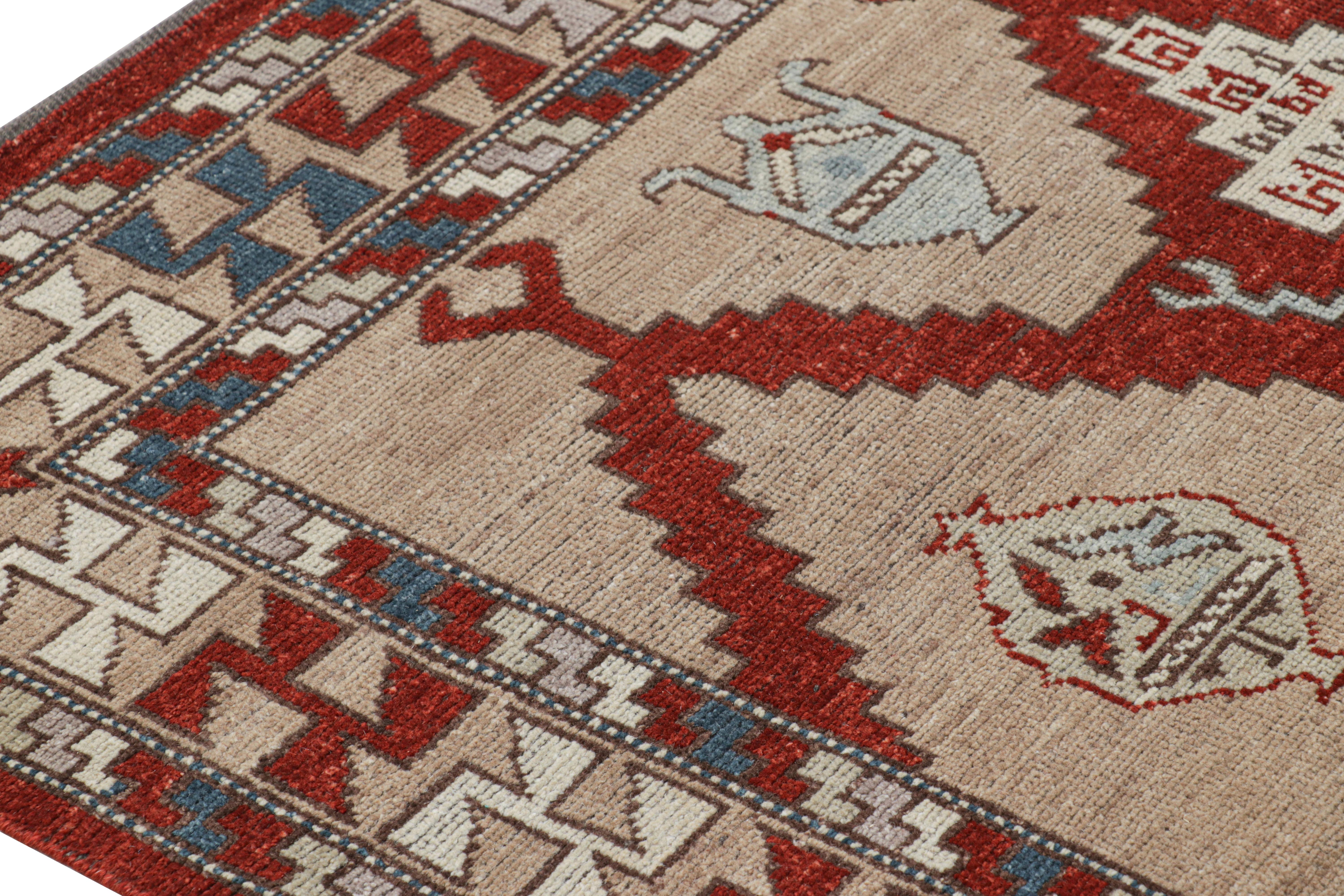 Rug & Kilim's Konya Style Rug in Taupe und Rot mit geometrischen Mustern (Indisch) im Angebot