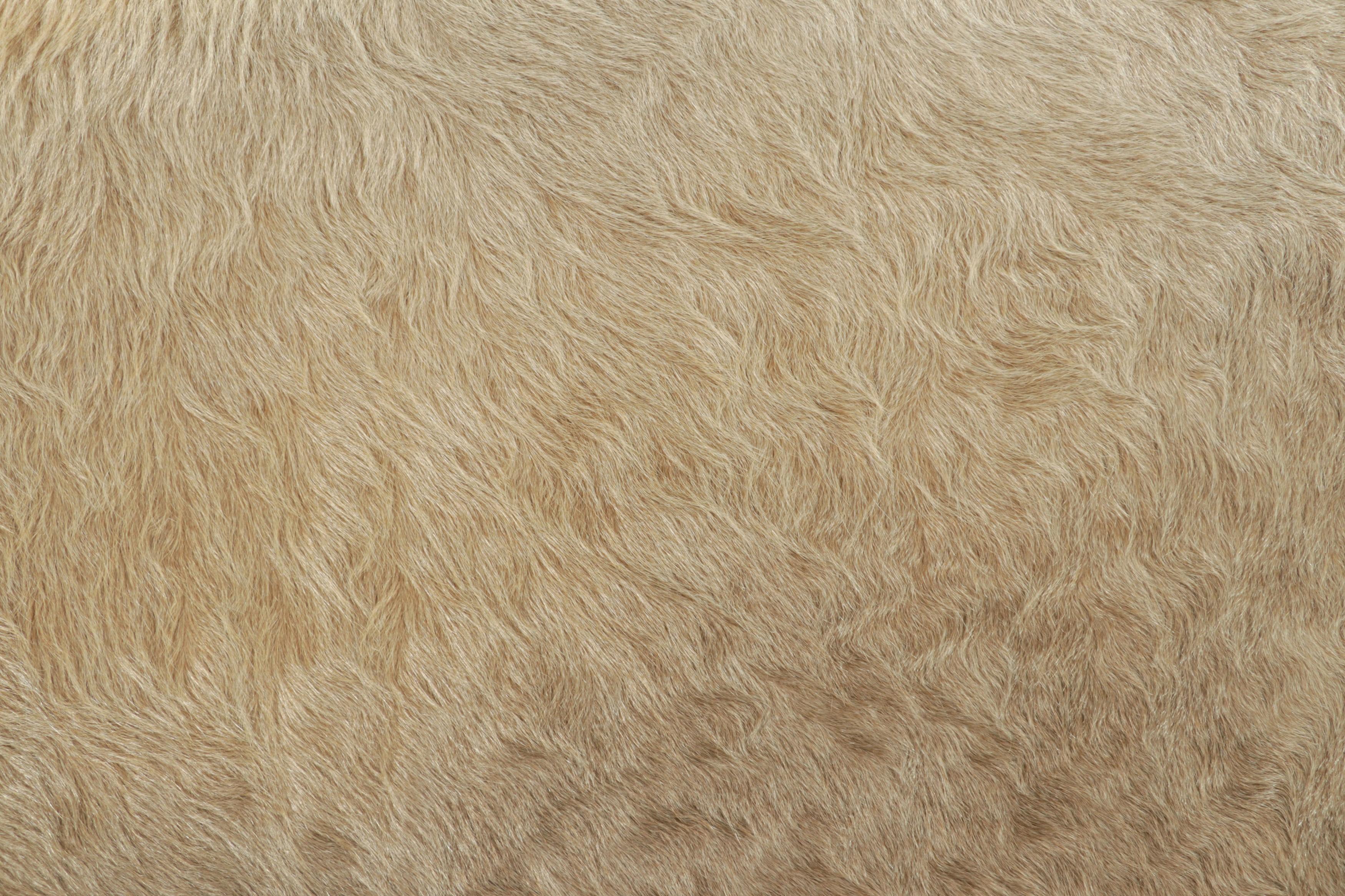 Alfombra grande de piel de vaca en tonos beige-marrón y crema de Rug & Kilim Moderno en venta