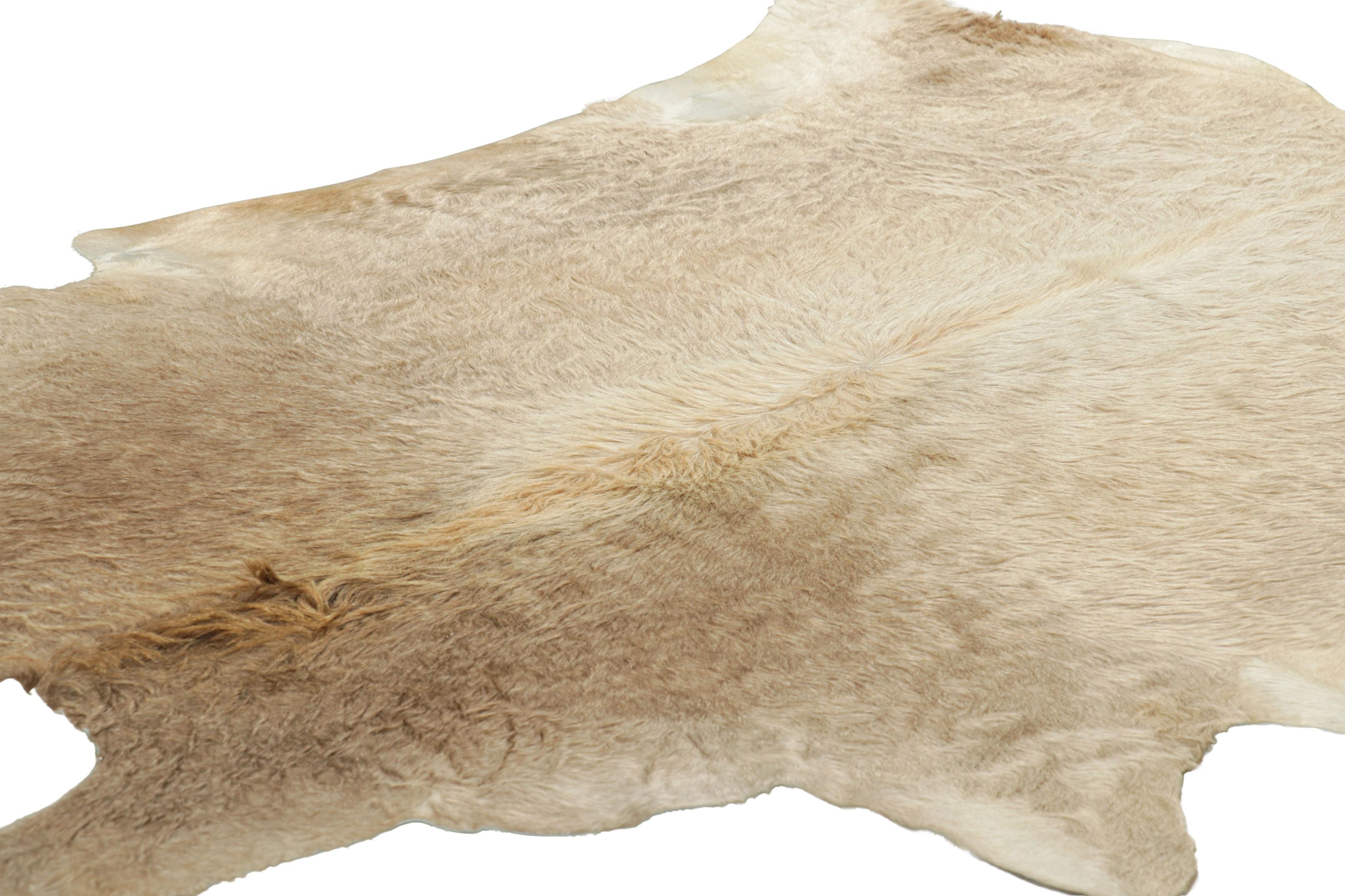 Alfombra grande de piel de vaca en tonos beige-marrón y crema de Rug & Kilim Brasileño en venta
