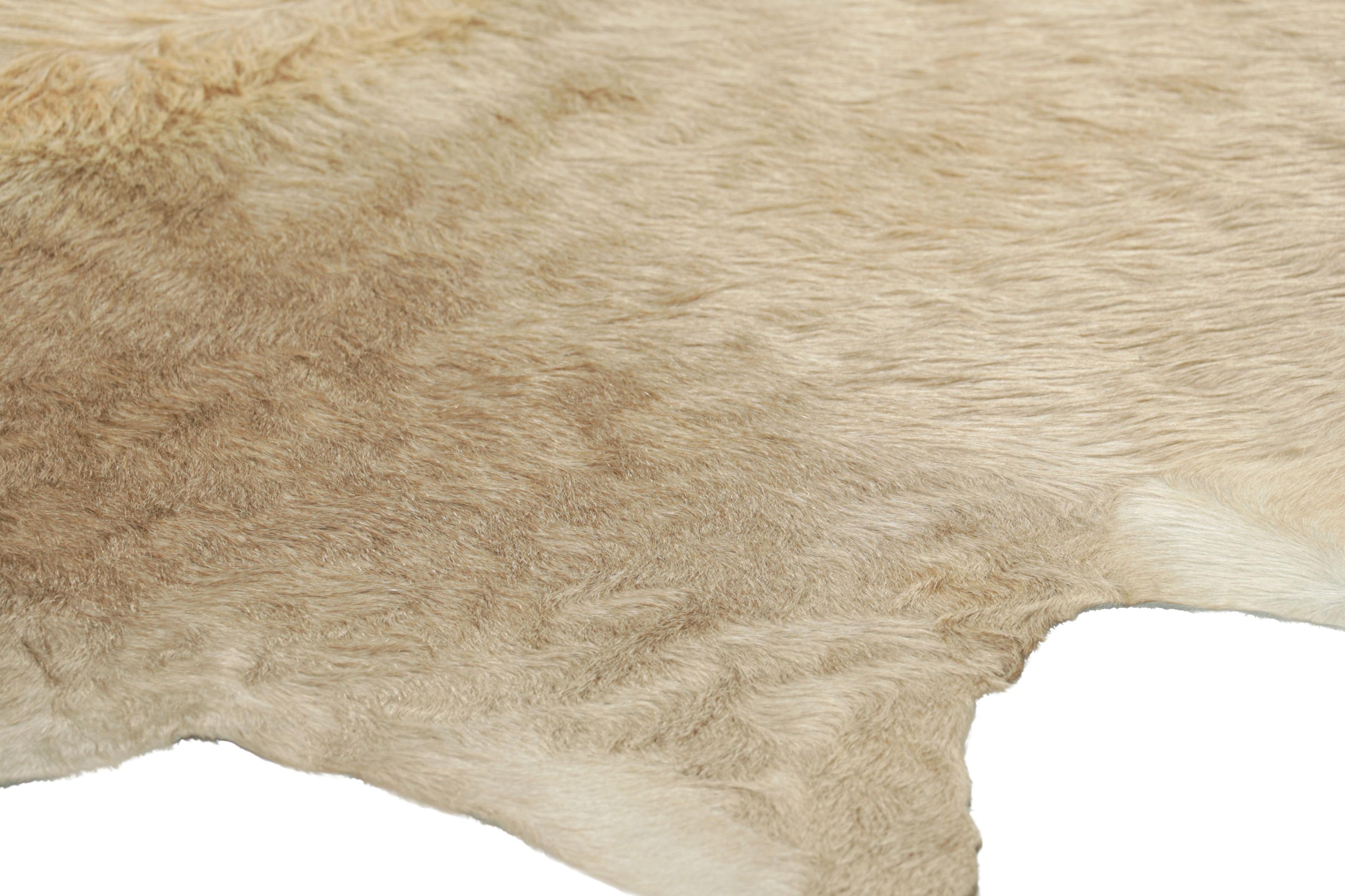 Alfombra grande de piel de vaca en tonos beige-marrón y crema de Rug & Kilim en Nuevo estado para la venta en Long Island City, NY