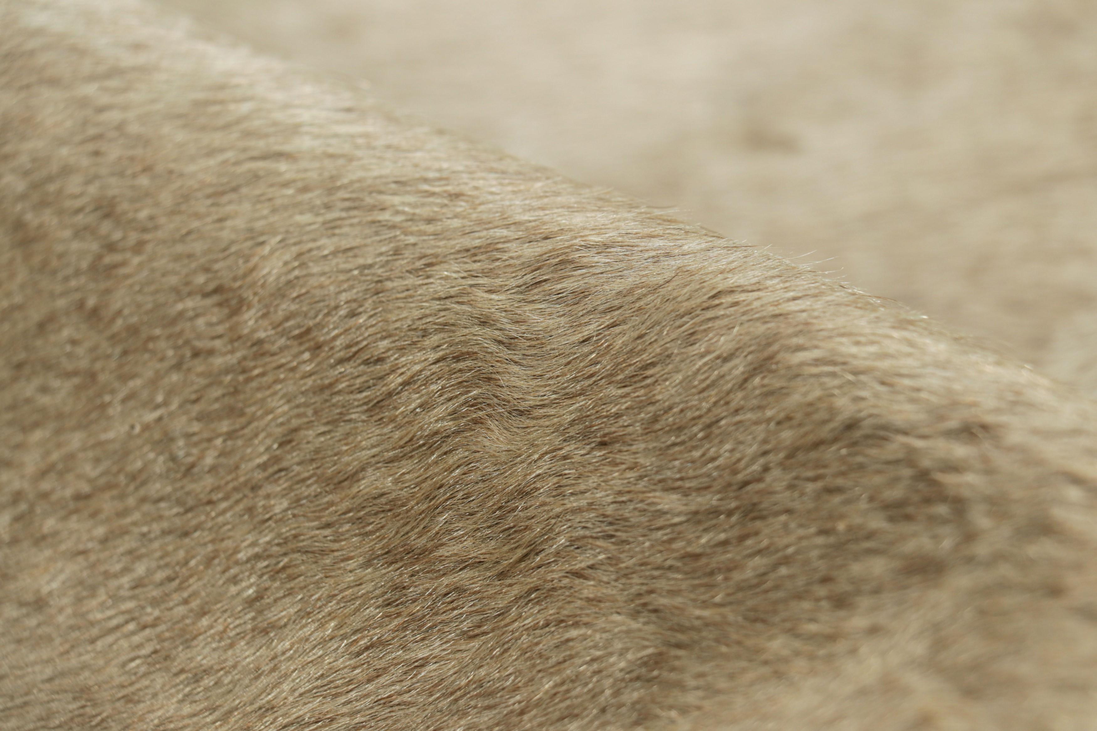 Alfombra grande de piel de vaca de Rug & Kilim en tonos beige-marrón, camel y crema en Nuevo estado para la venta en Long Island City, NY
