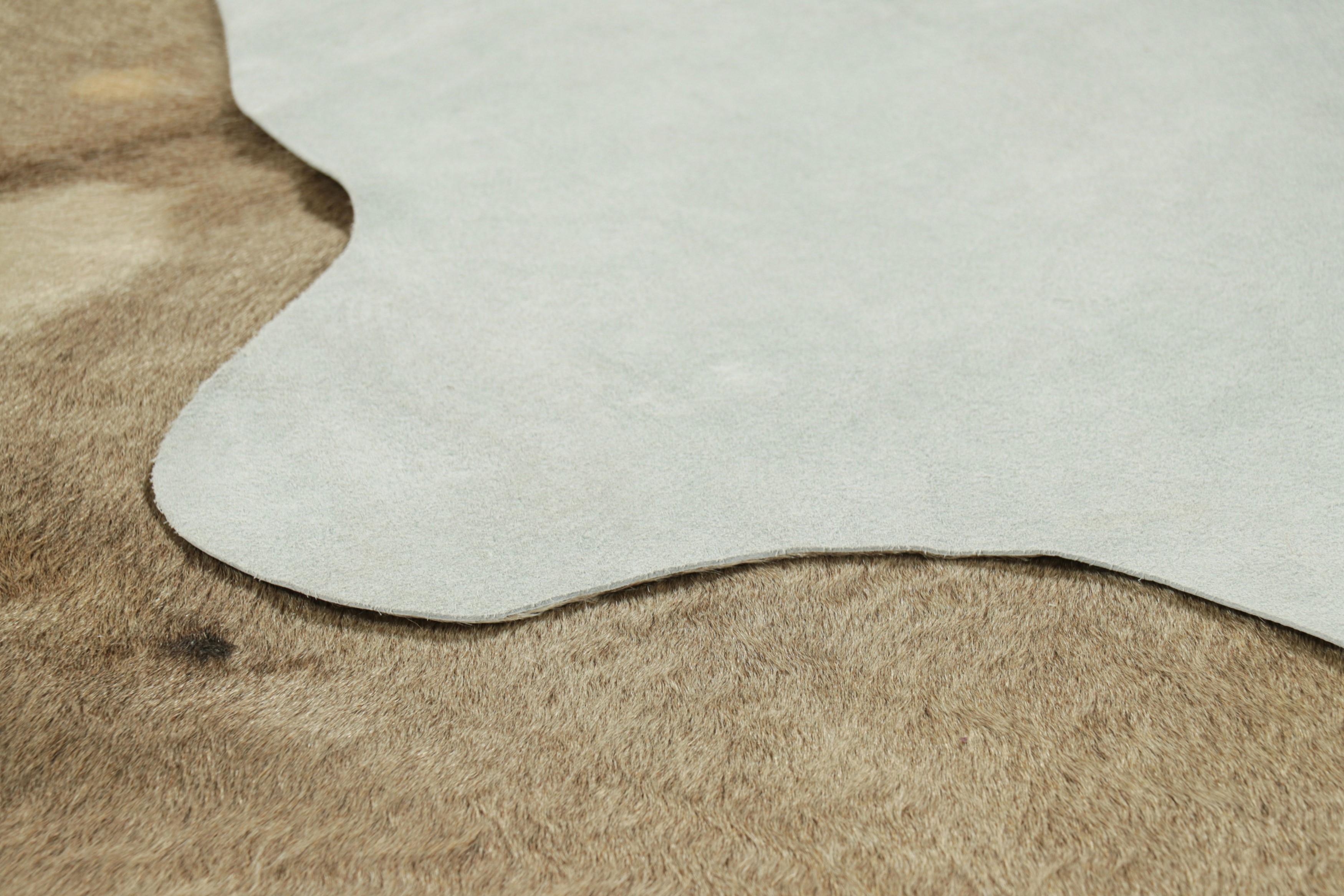 Alfombra grande de piel de vaca de Rug & Kilim en tonos beige-marrón, camel y crema Siglo XXI y contemporáneo en venta