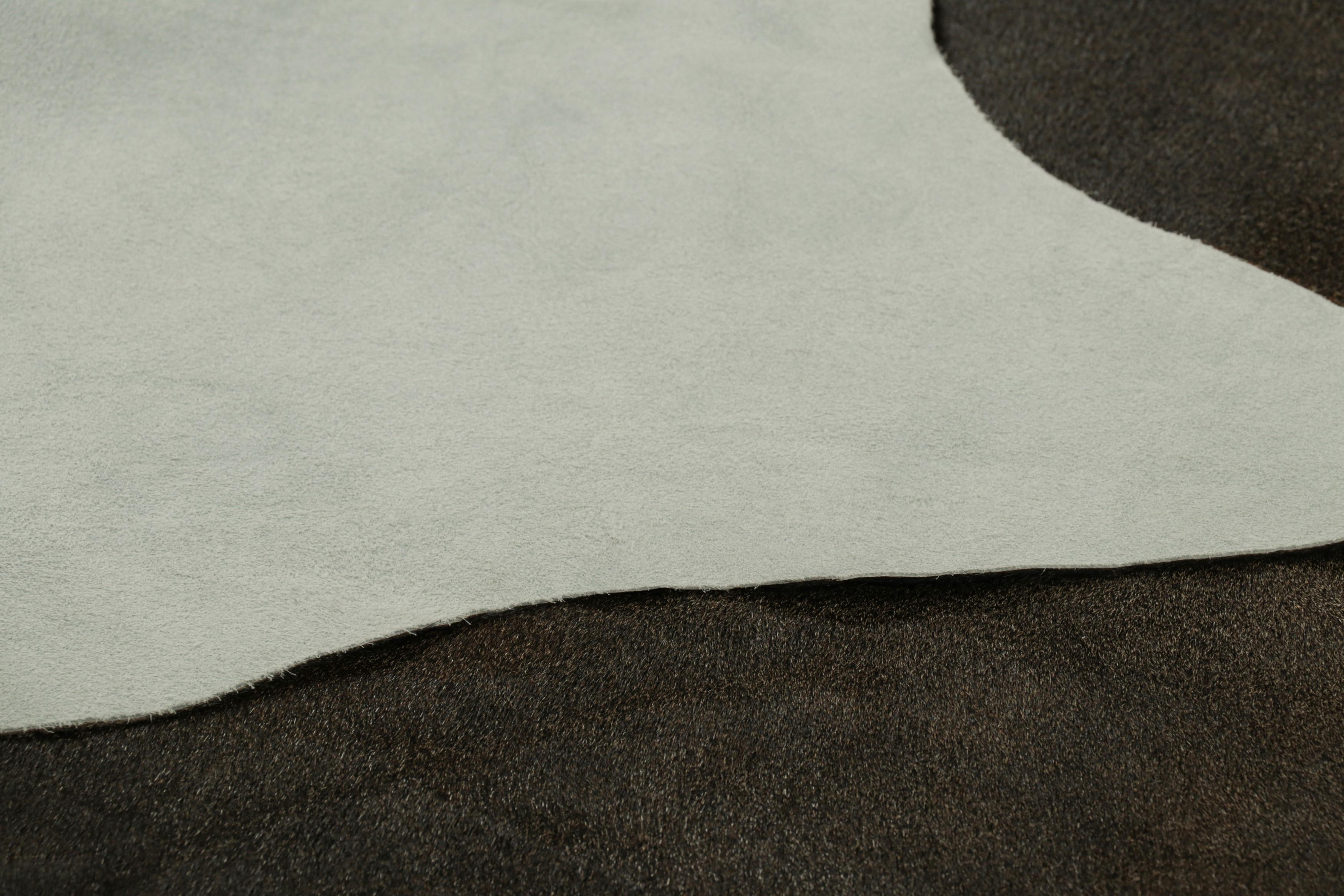Alfombra grande de piel de vaca en tonos negros y marrones de Rug & Kilim Siglo XXI y contemporáneo en venta