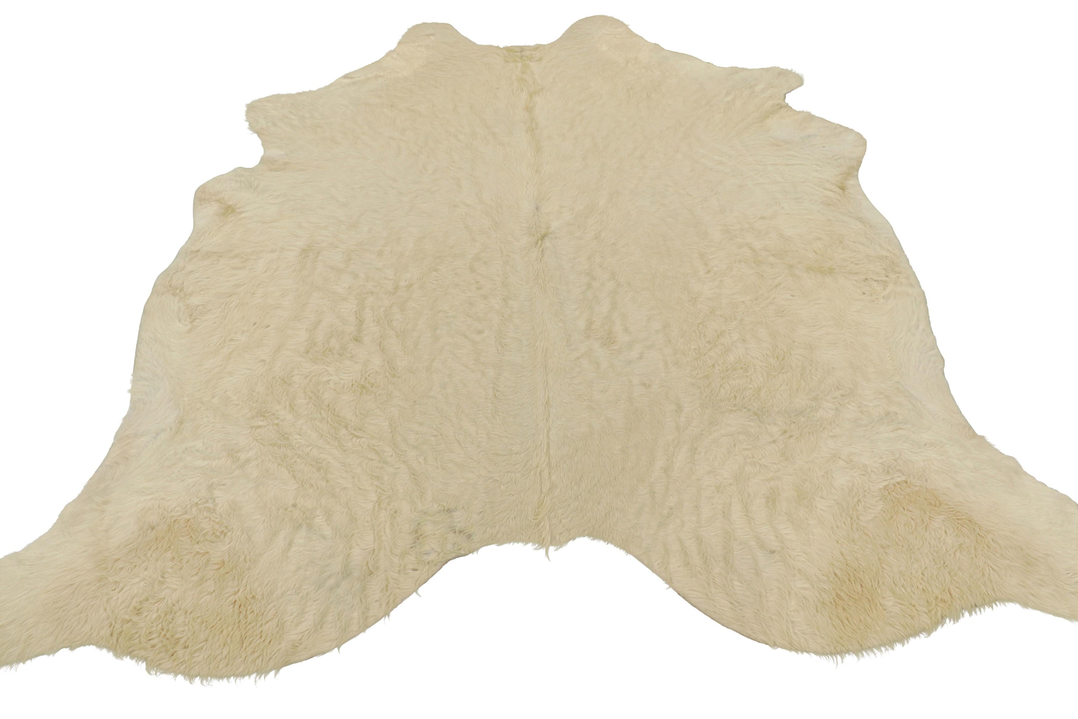 Rug & Kilim’s Large Cowhide Rug in Cream Tones In New Condition For Sale In Long Island City, NY