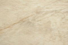 Rug & Kilim è un grande tappeto in pelle di mucca nei toni del beige sabbioso, marrone e crema.
