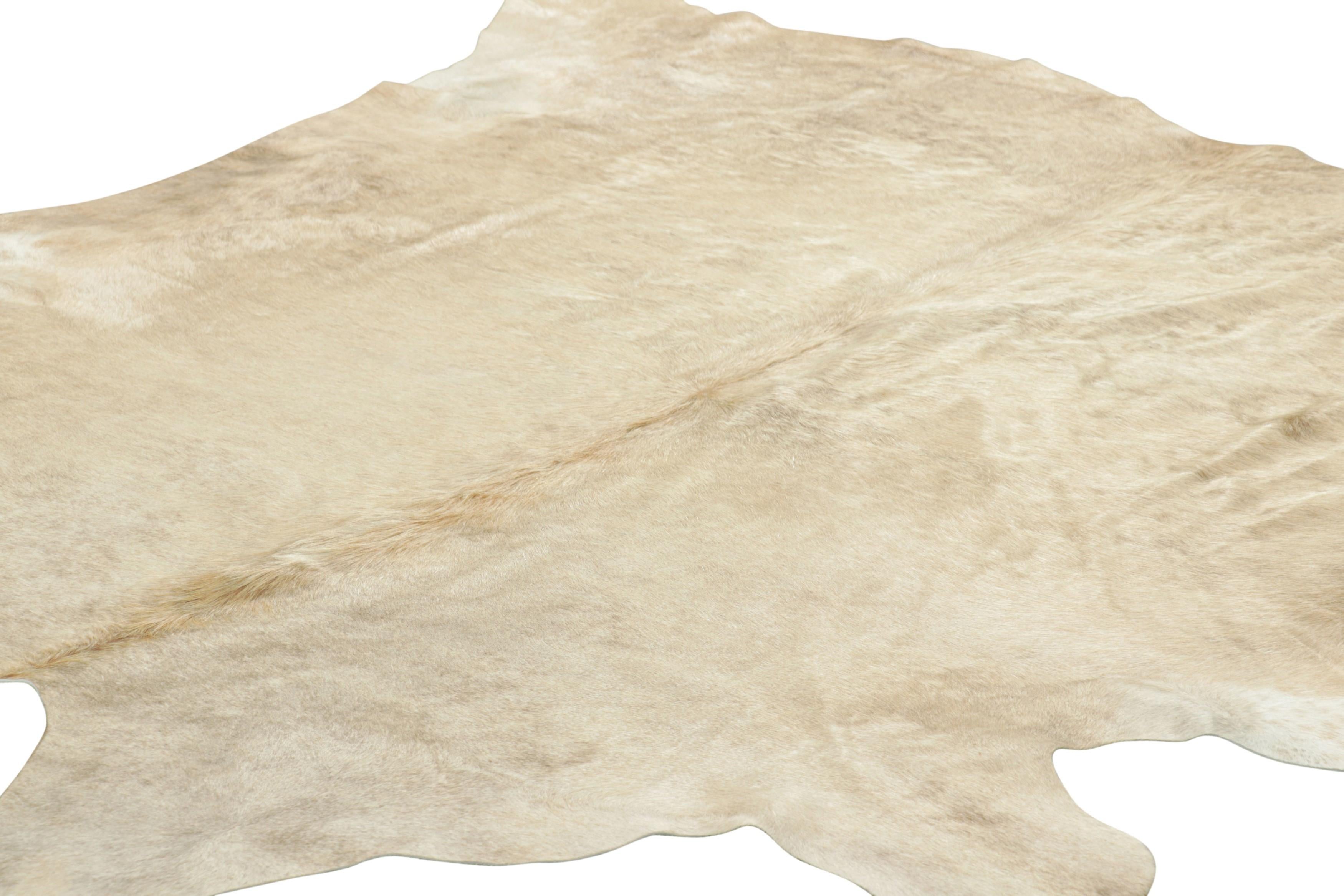 Alfombra grande de piel de vaca de Rug & Kilim en tonos beige arena, marrón y crema Brasileño en venta