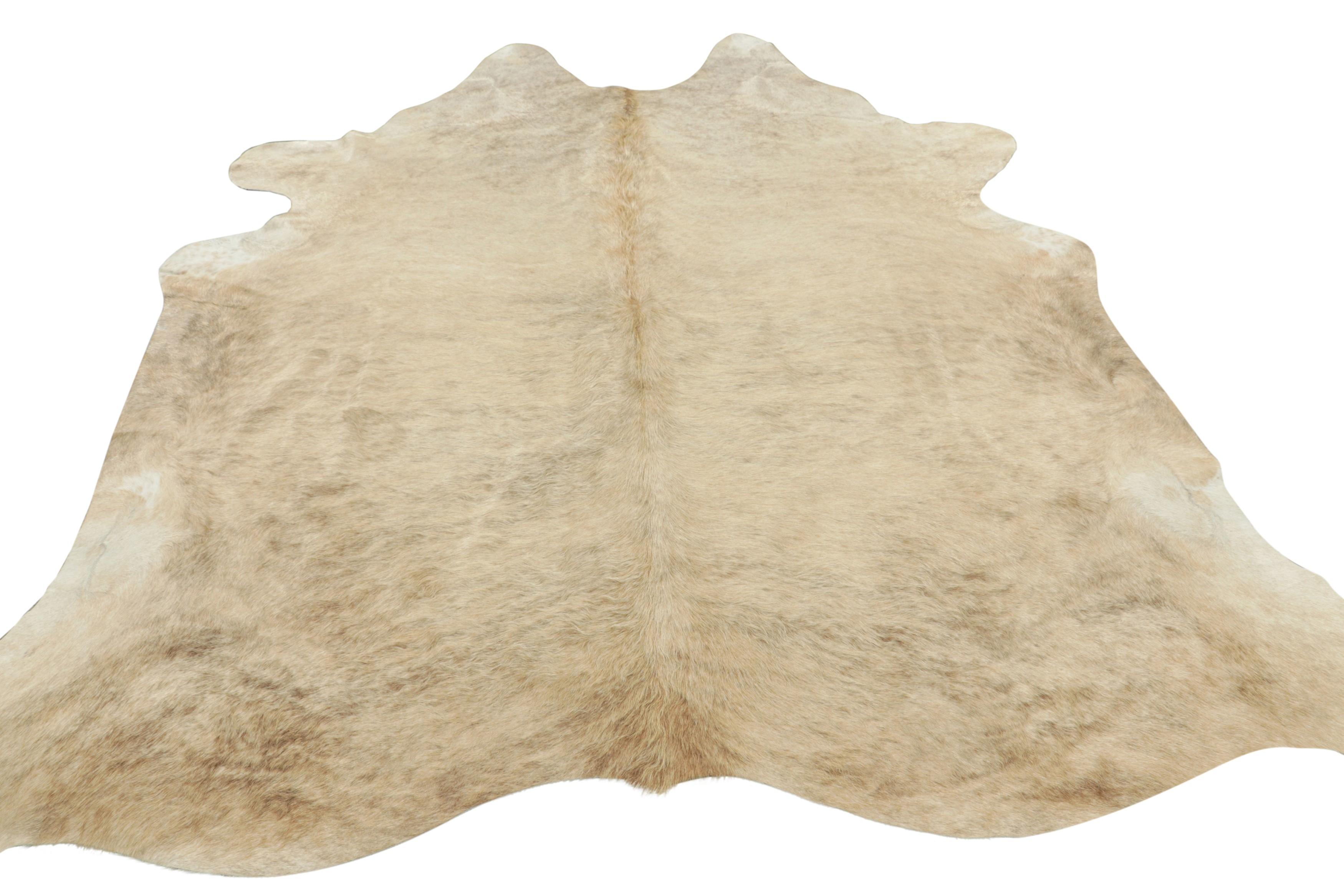 Alfombra grande de piel de vaca de Rug & Kilim en tonos beige arena, marrón y crema Anudado a mano en venta