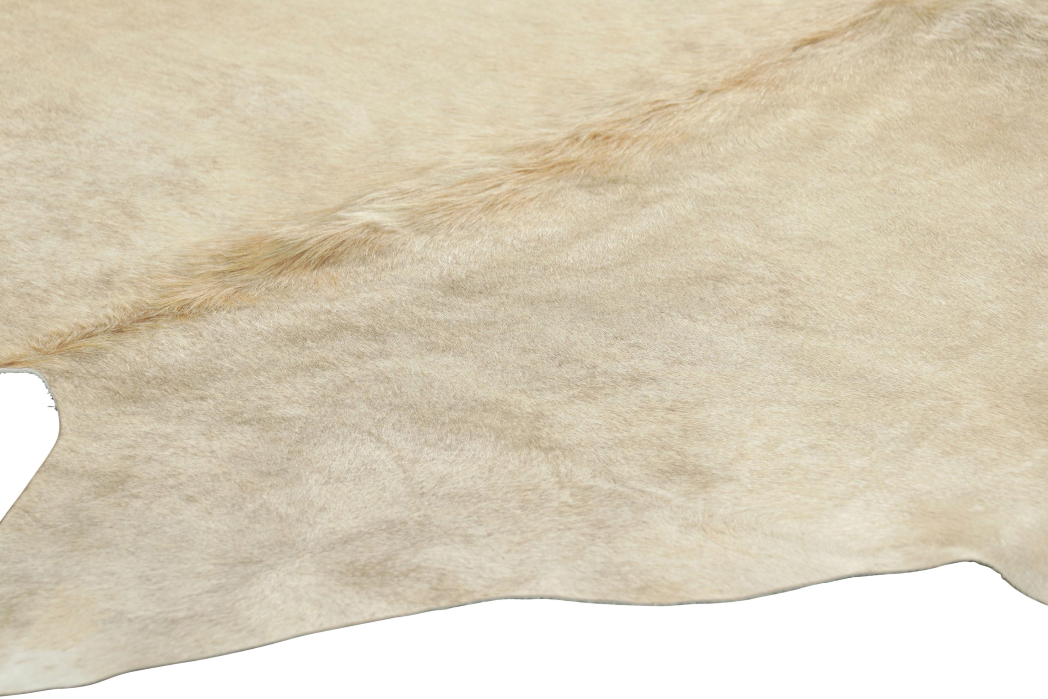 Alfombra grande de piel de vaca de Rug & Kilim en tonos beige arena, marrón y crema en Nuevo estado para la venta en Long Island City, NY