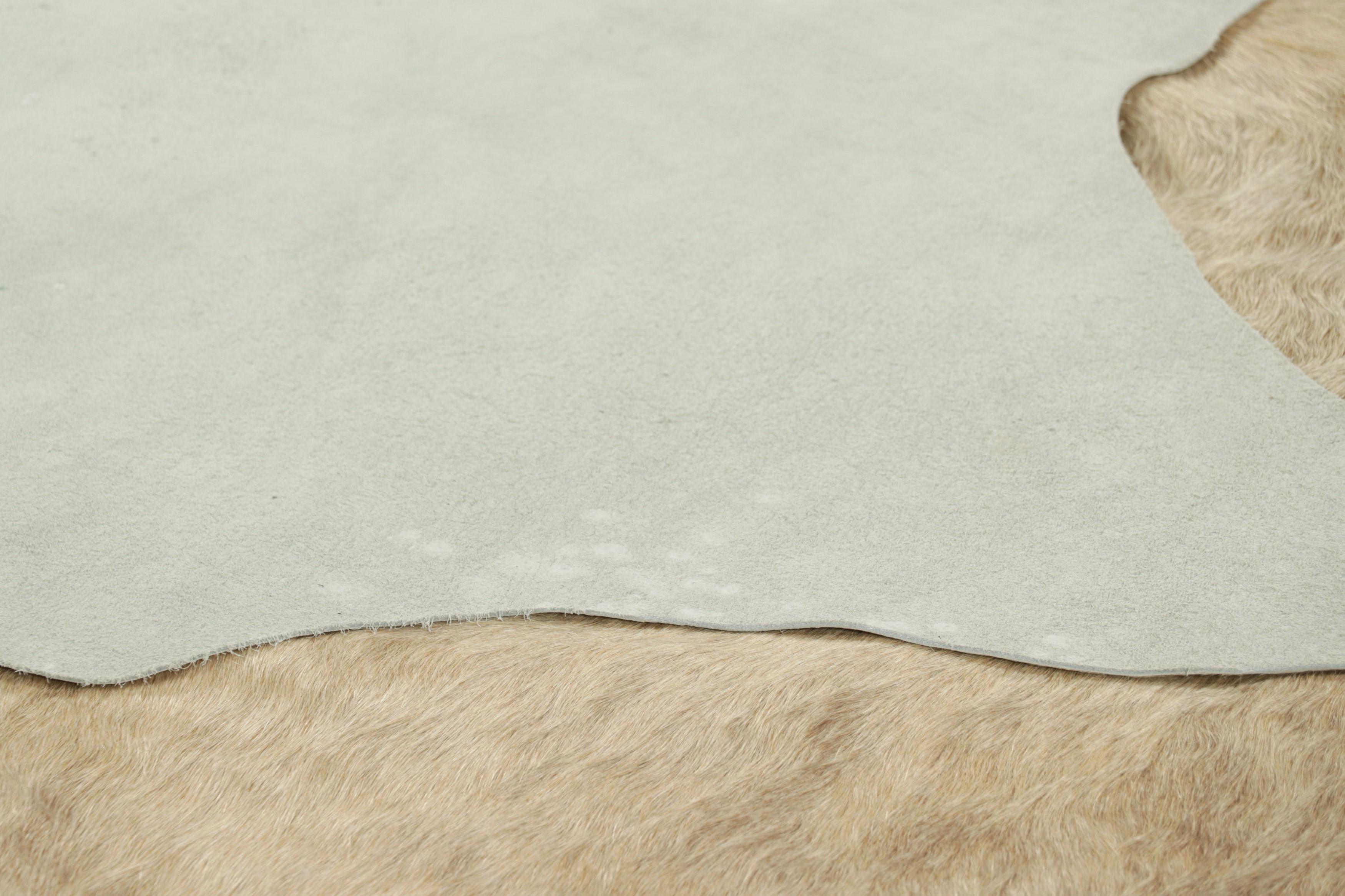 Alfombra grande de piel de vaca de Rug & Kilim en tonos beige arena, marrón y crema Siglo XXI y contemporáneo en venta