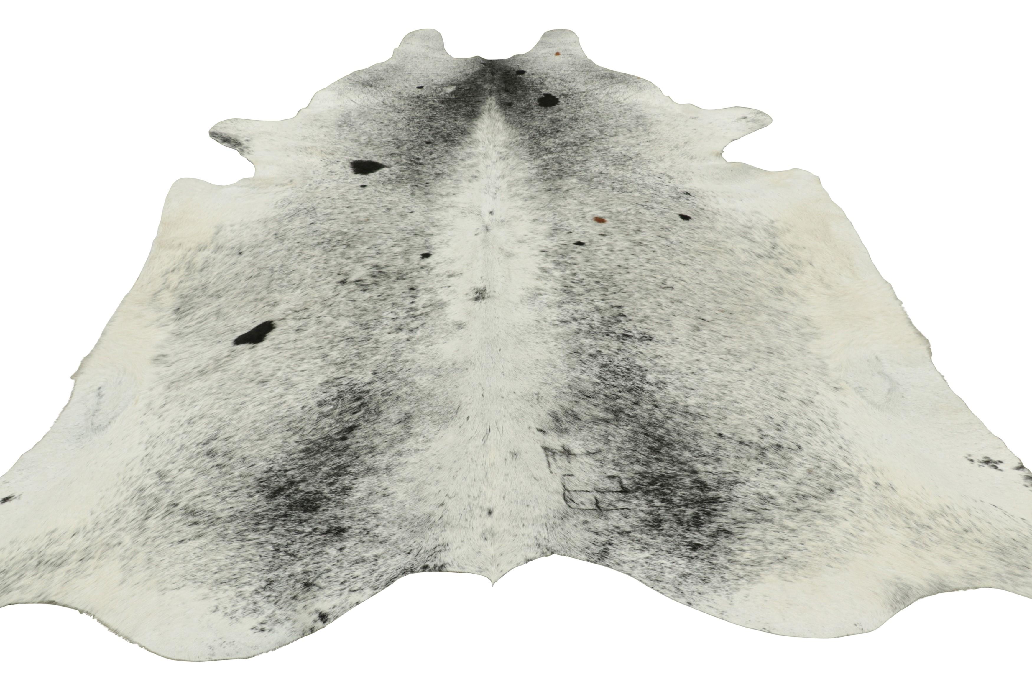Alfombra grande de piel de vaca Rug & Kilim en blanco con detalles en negro y gris Anudado a mano en venta