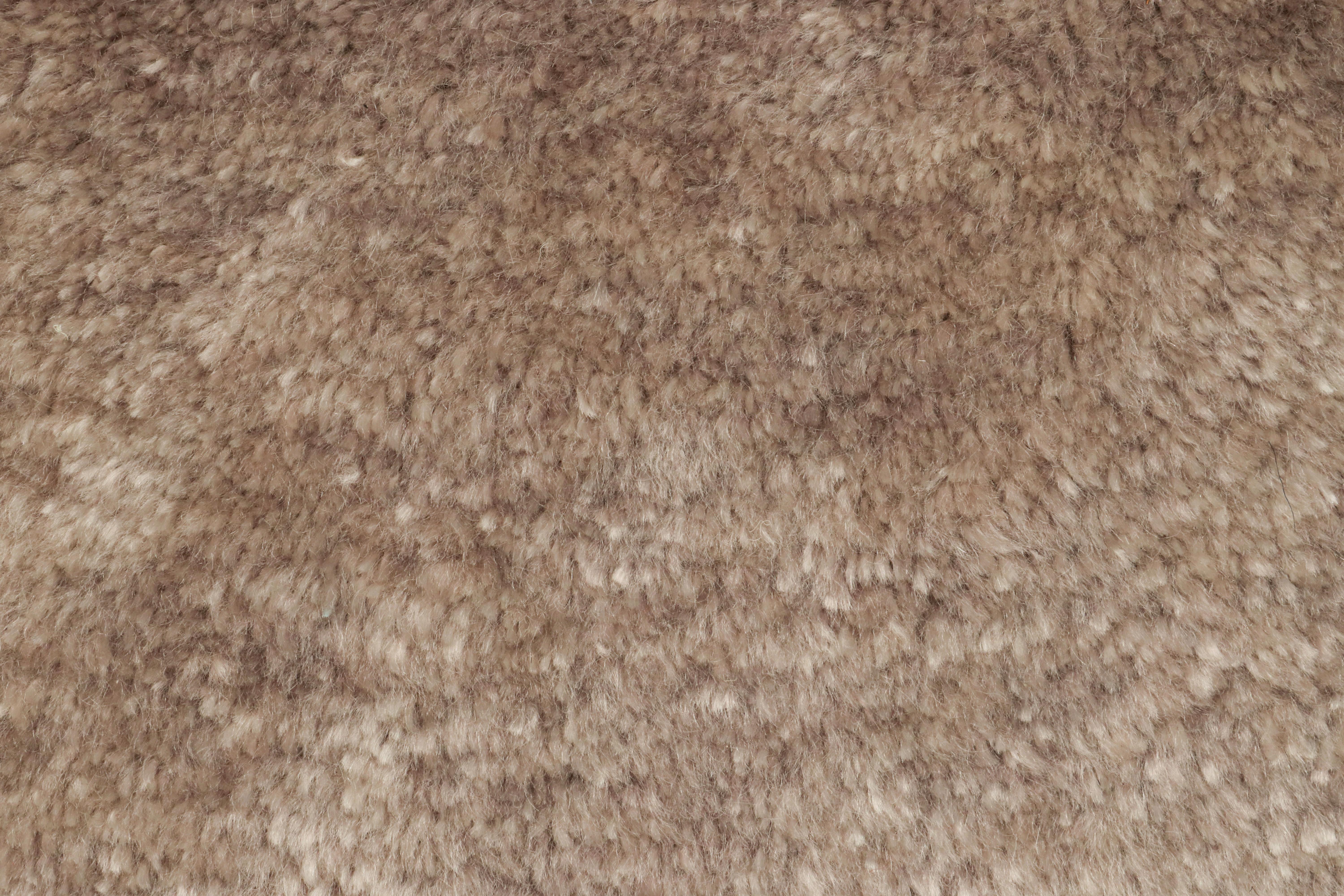 Indiano Rug & Kilim propone un campione di tappeto personalizzato in mohair nei toni monocromatici del beige e del marrone. in vendita