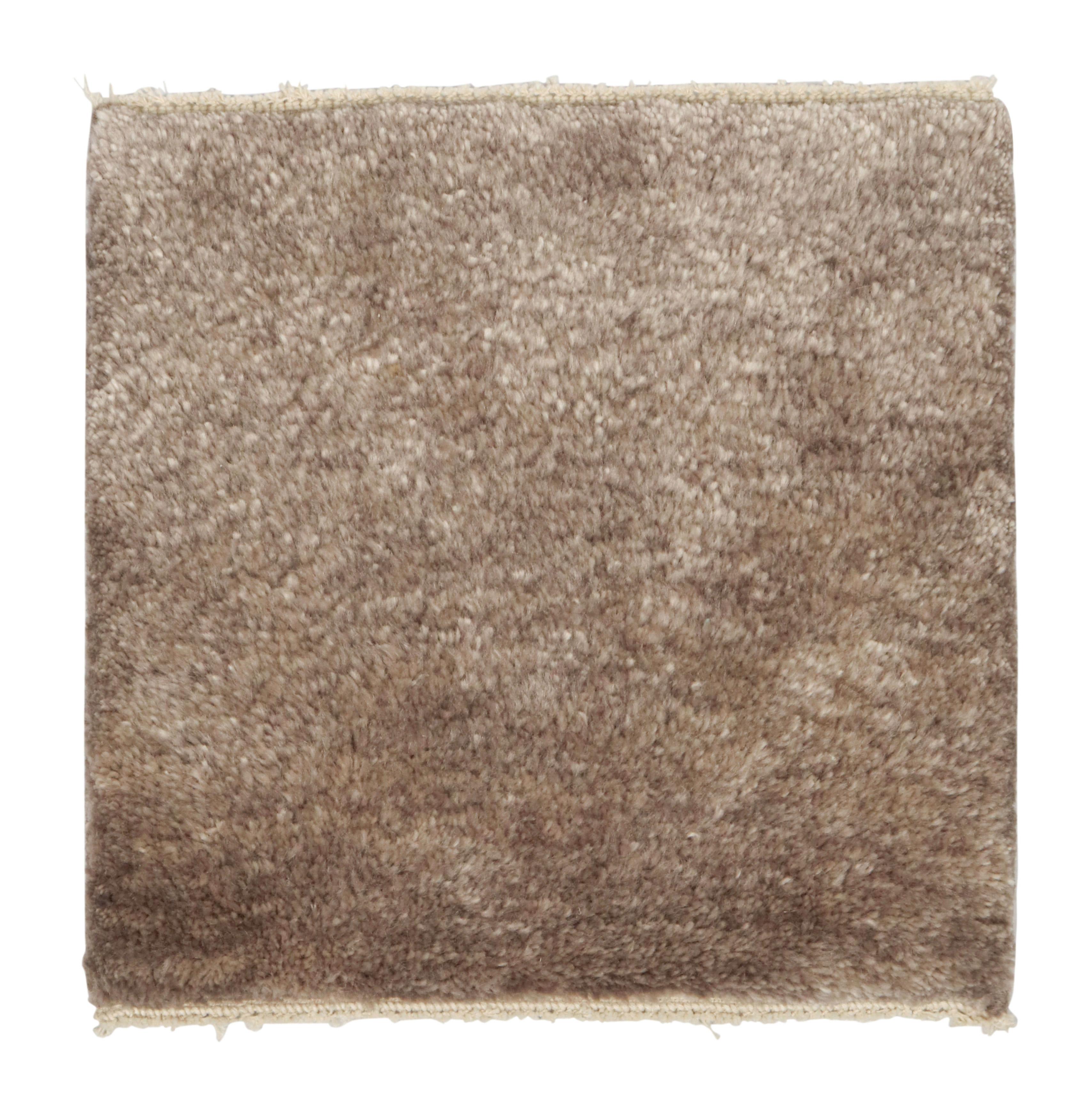 Annodato a mano Rug & Kilim propone un campione di tappeto personalizzato in mohair nei toni monocromatici del beige e del marrone. in vendita