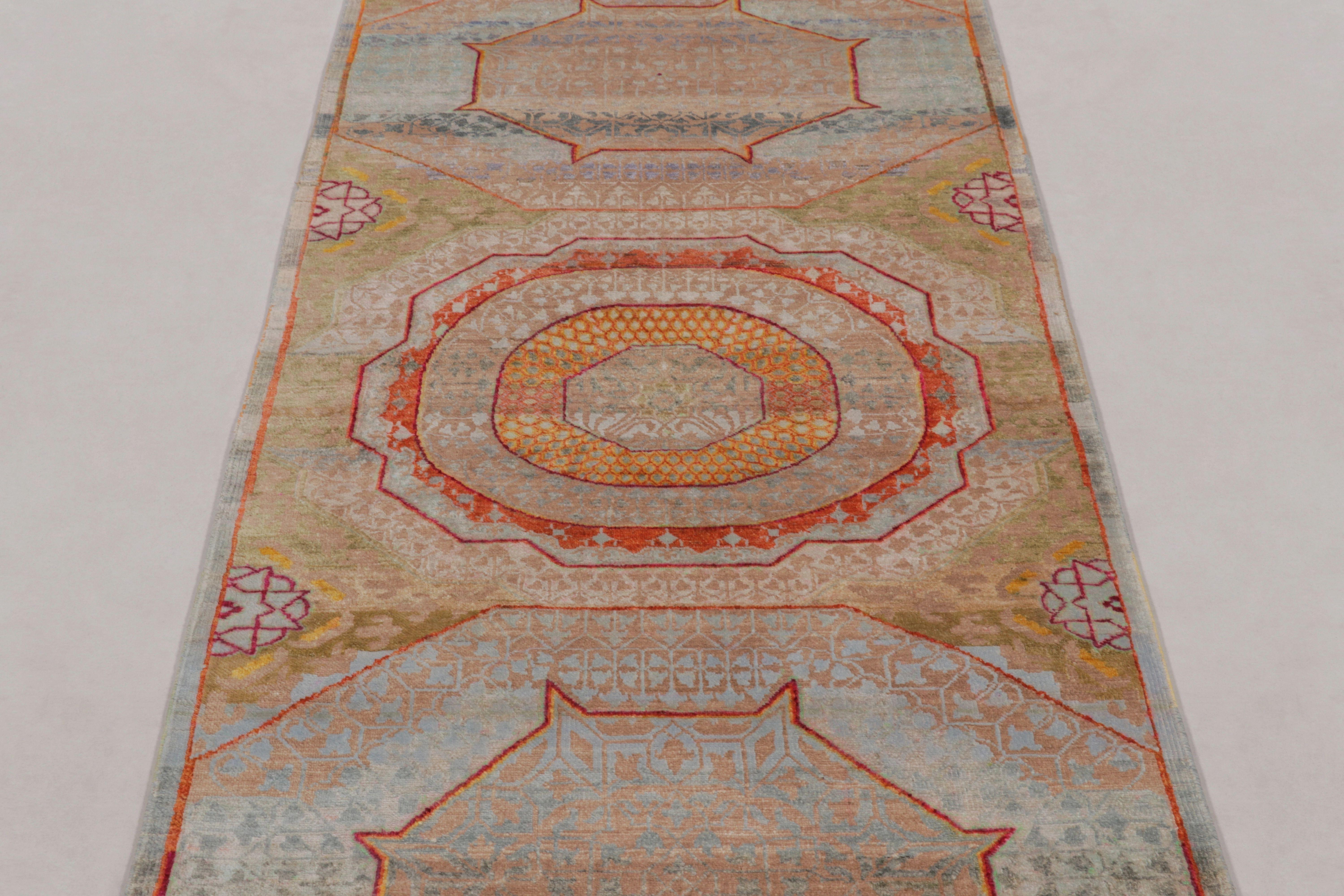 Rug & Kilim's Mamluke-inspirierter abstrakter Läufer aus polychromem achteckigem Mos (Indisch) im Angebot