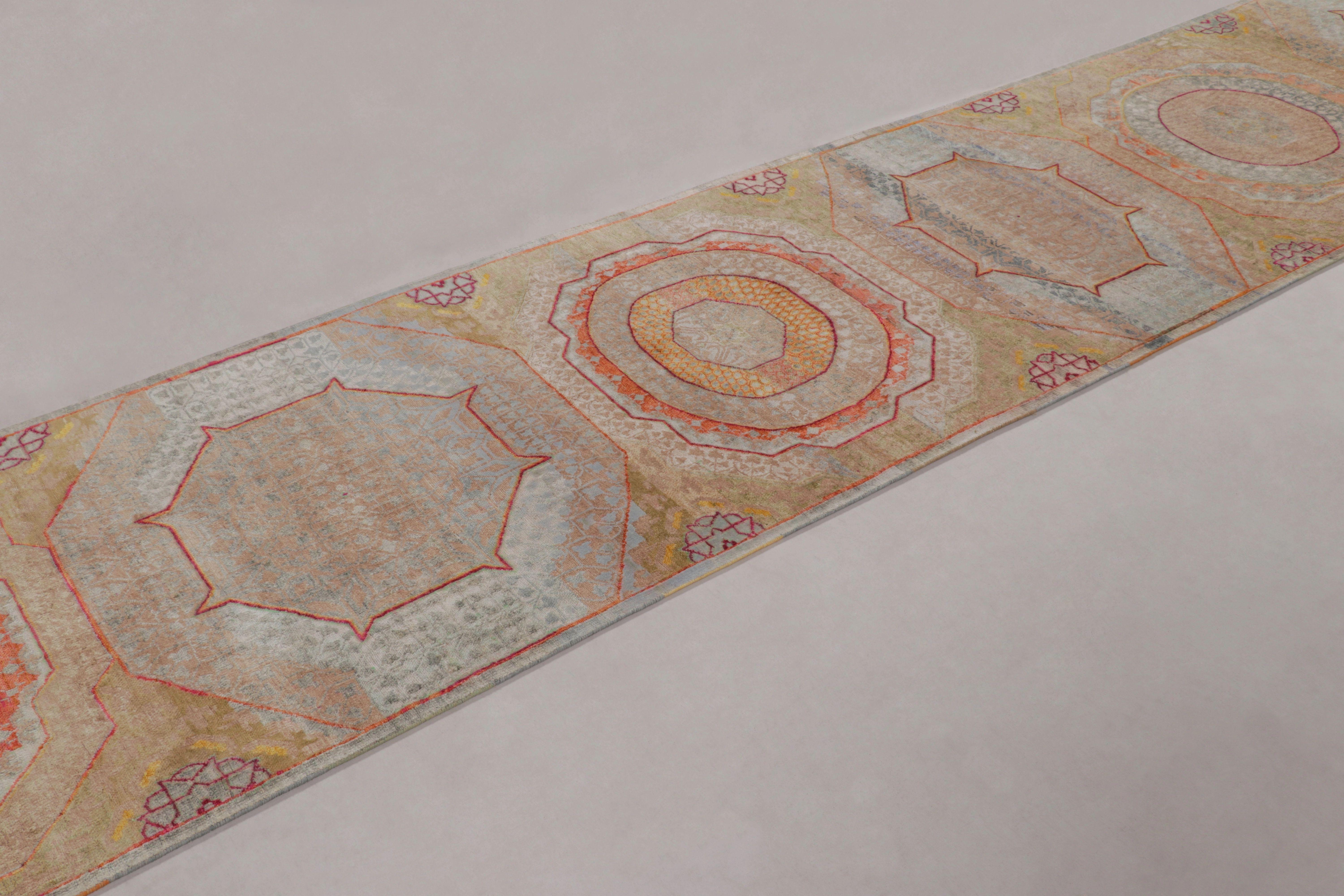 Rug & Kilim's Mamluke-inspirierter abstrakter Läufer aus polychromem achteckigem Mos (Wolle) im Angebot
