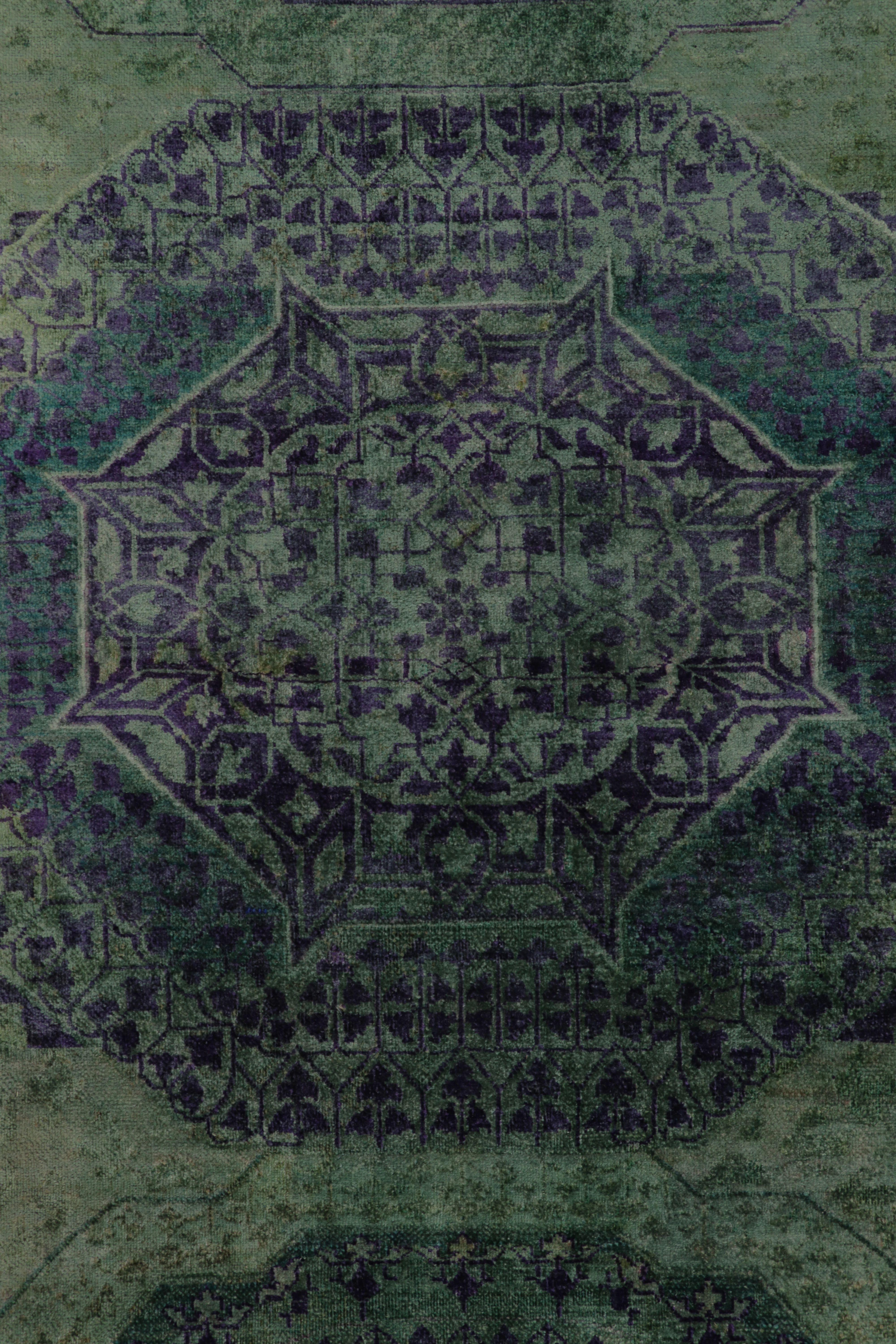 Moderno Rug & Kilim: tappeto runner ispirato a Mamluke con medaglioni foresta profonda e indaco in vendita