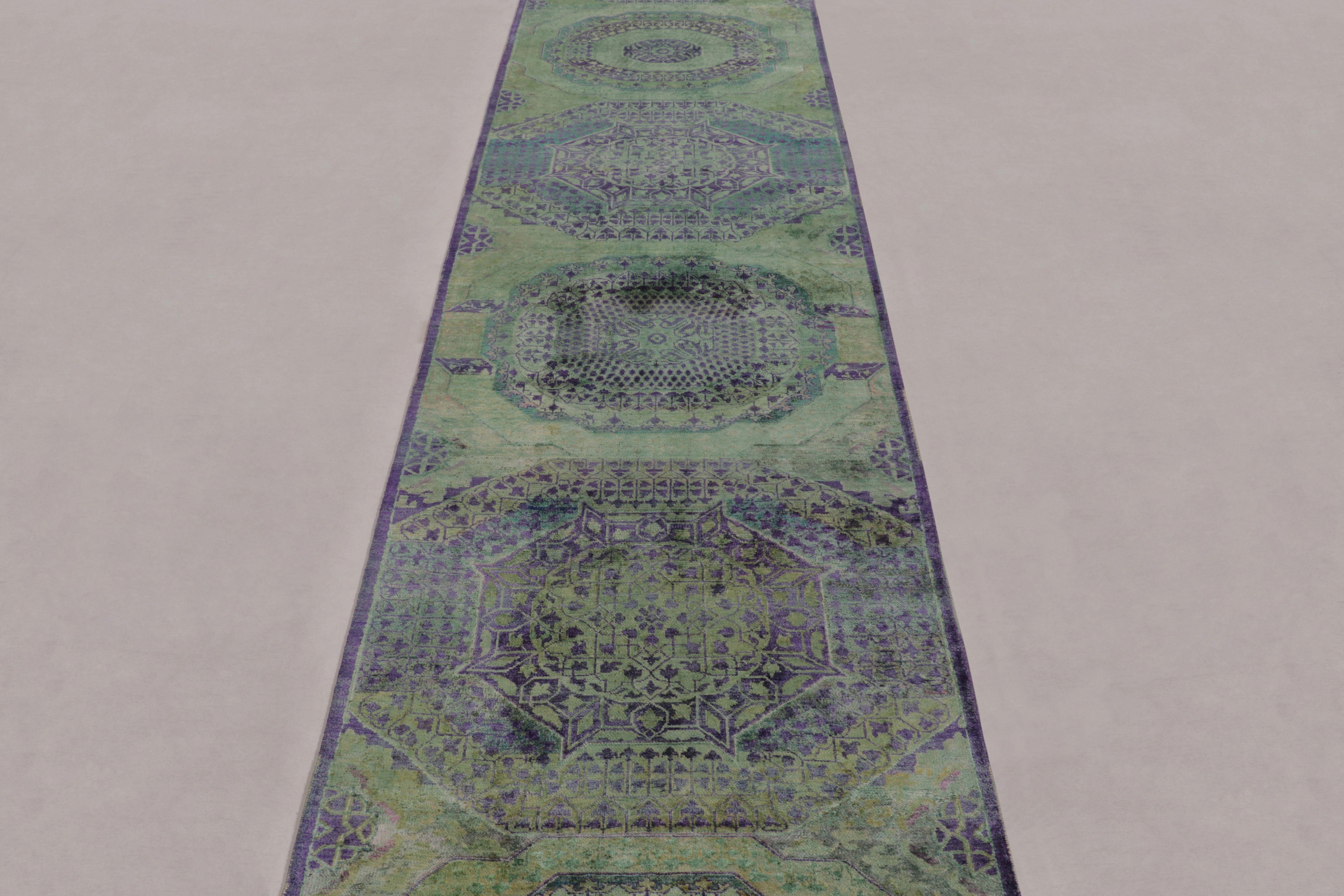 Indiano Rug & Kilim: tappeto runner ispirato a Mamluke con medaglioni foresta profonda e indaco in vendita