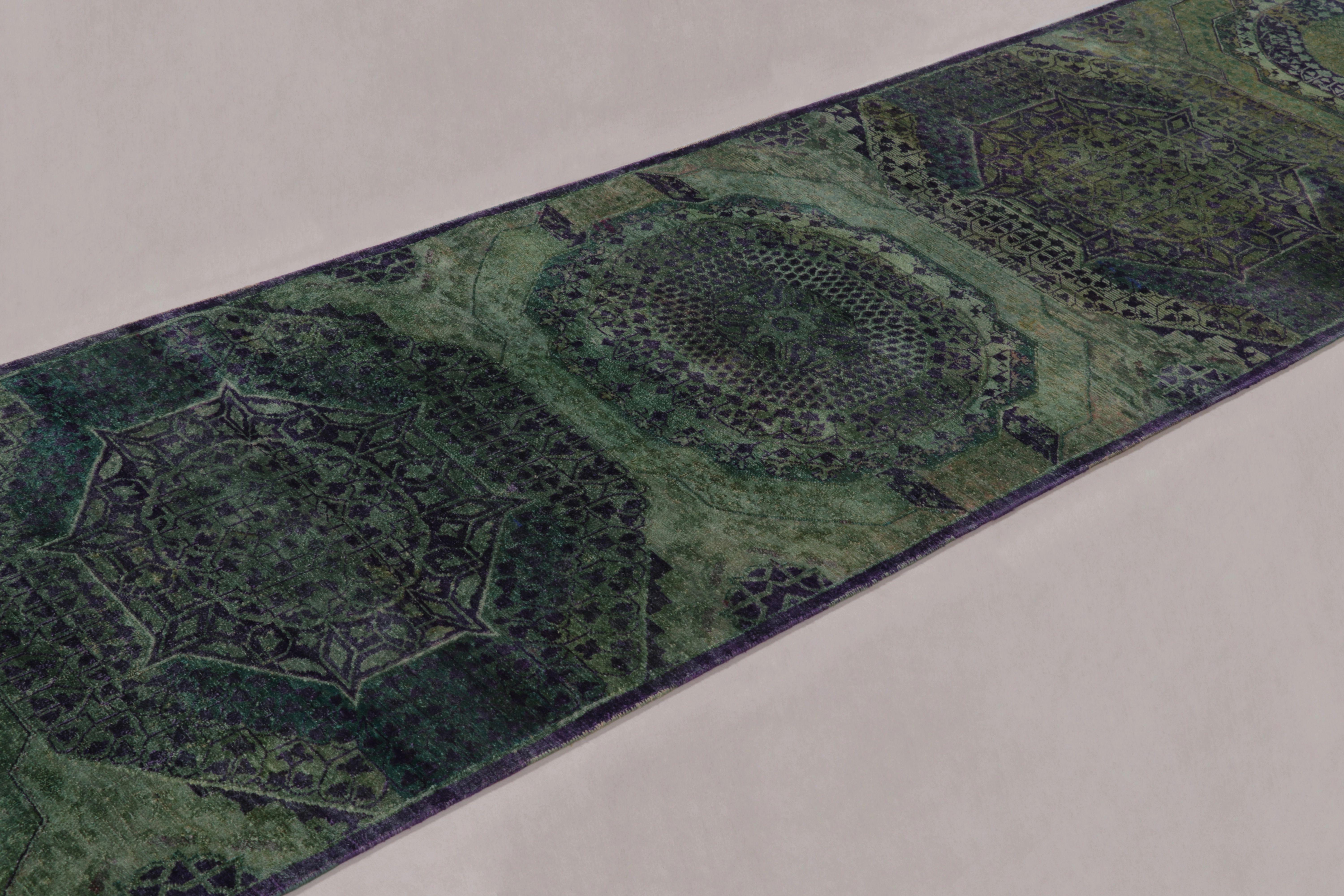 Annodato a mano Rug & Kilim: tappeto runner ispirato a Mamluke con medaglioni foresta profonda e indaco in vendita