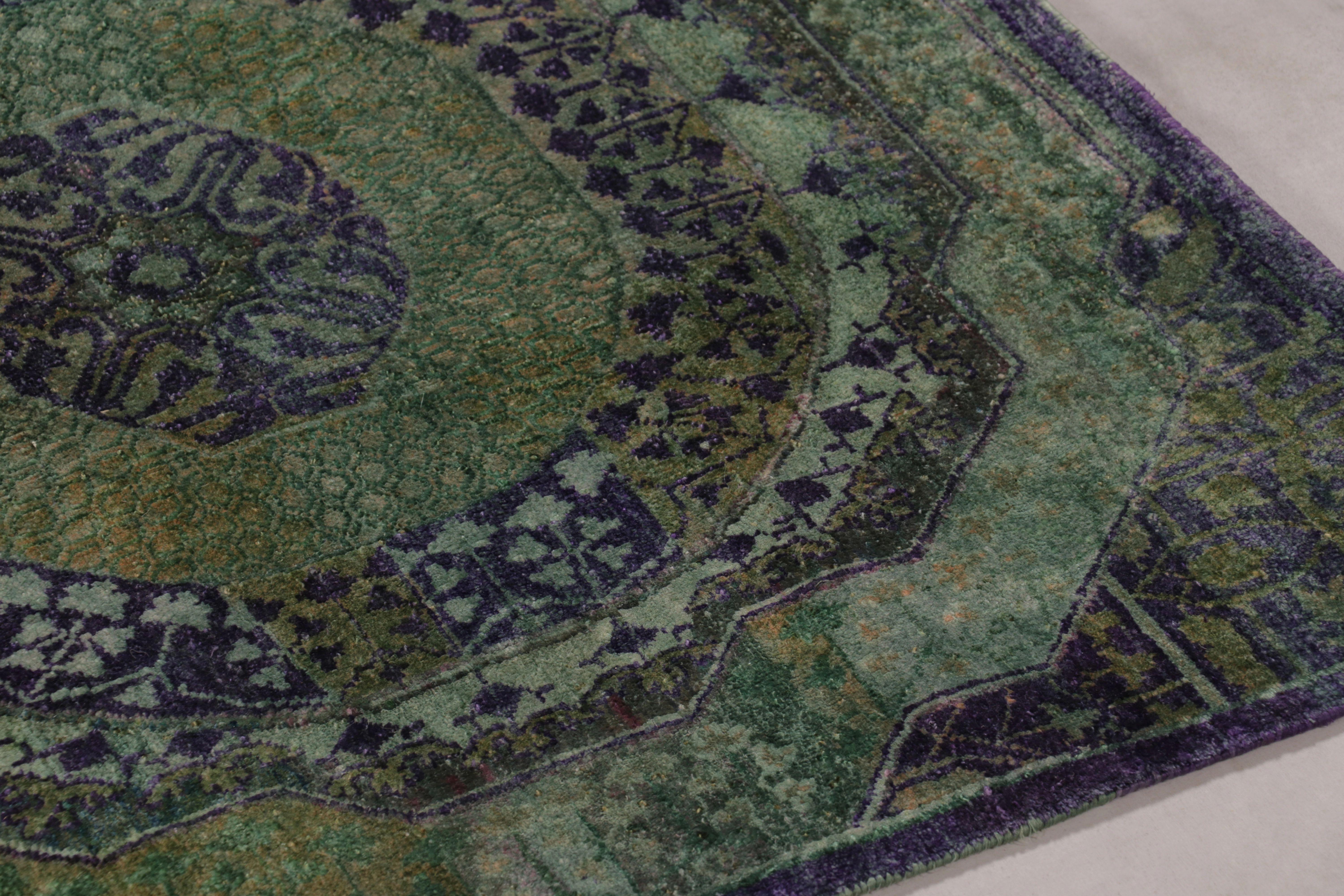 Rug & Kilim: tappeto runner ispirato a Mamluke con medaglioni foresta profonda e indaco In condizioni Nuovo in vendita a Long Island City, NY