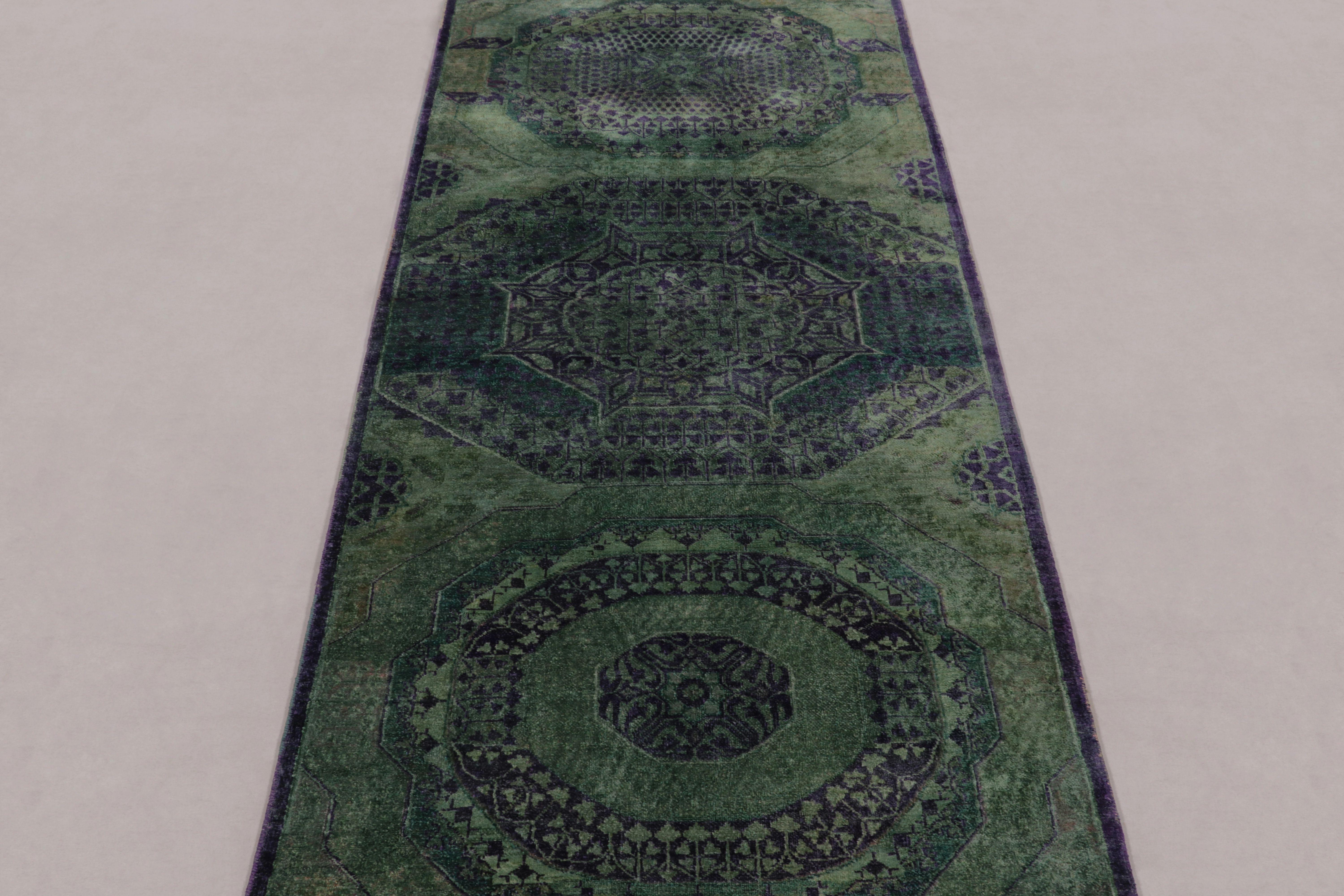 XXI secolo e contemporaneo Rug & Kilim: tappeto runner ispirato a Mamluke con medaglioni foresta profonda e indaco in vendita